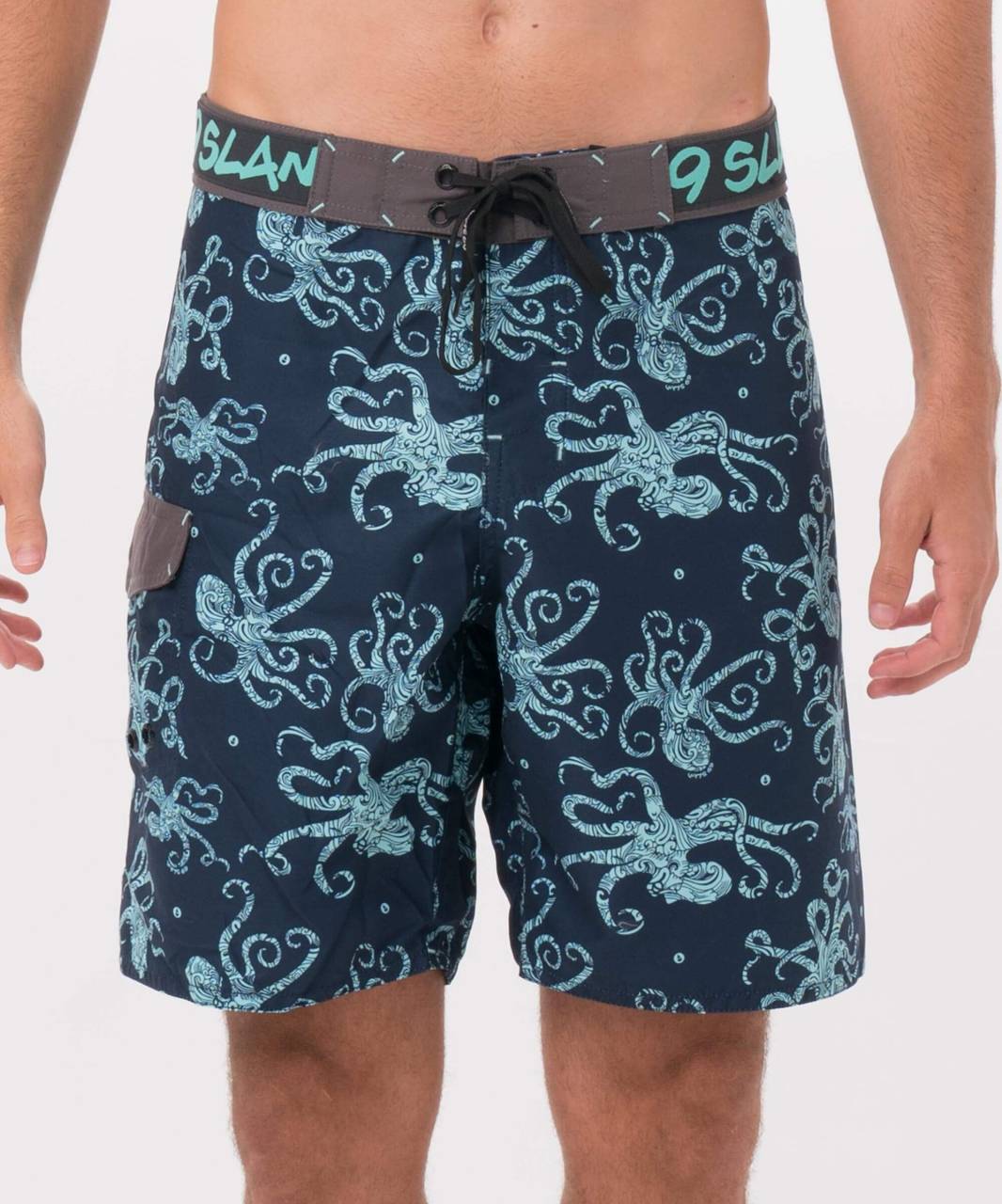 Pánske plavky 69SLAM ETNIC OCTO (SLLOCT-PM) 3XL.
Vychutnajte si leto naplno s plavkami od 69SLAM – ideálnou voľbou pre každého, kto hľadá maximálne pohodlie, funkčnosť a výrazný štýl.
Ľahké, rýchloschnúce a pripravené na akciu
Plavky sú vyrobené zo 100 % polyesteru, ktorý je ideálnym materiálom pre vodné radovánky a aktívny pohyb.
Praktický strih a premyslené detaily
Klasický strih boardshort zaisťuje pohodlné nosenie a dostatočné zakrytie.
Čo robí značku 69SLAM výnimočnou?
Značka 69SLAM pochádza z Bali a je symbolom slobody, kreativity a neobmedzeného životného štýlu.
Ako sa starať o plavky:

Pranie: Plavky je ideálne prať ručne alebo v práčke na jemný cyklus pri 30 °C.
Sušenie: Nesušte v sušičke.
Žehlenie: Plavky nežehlite – materiál to nepotrebuje a vysoké teploty by ho mohli poškodiť.