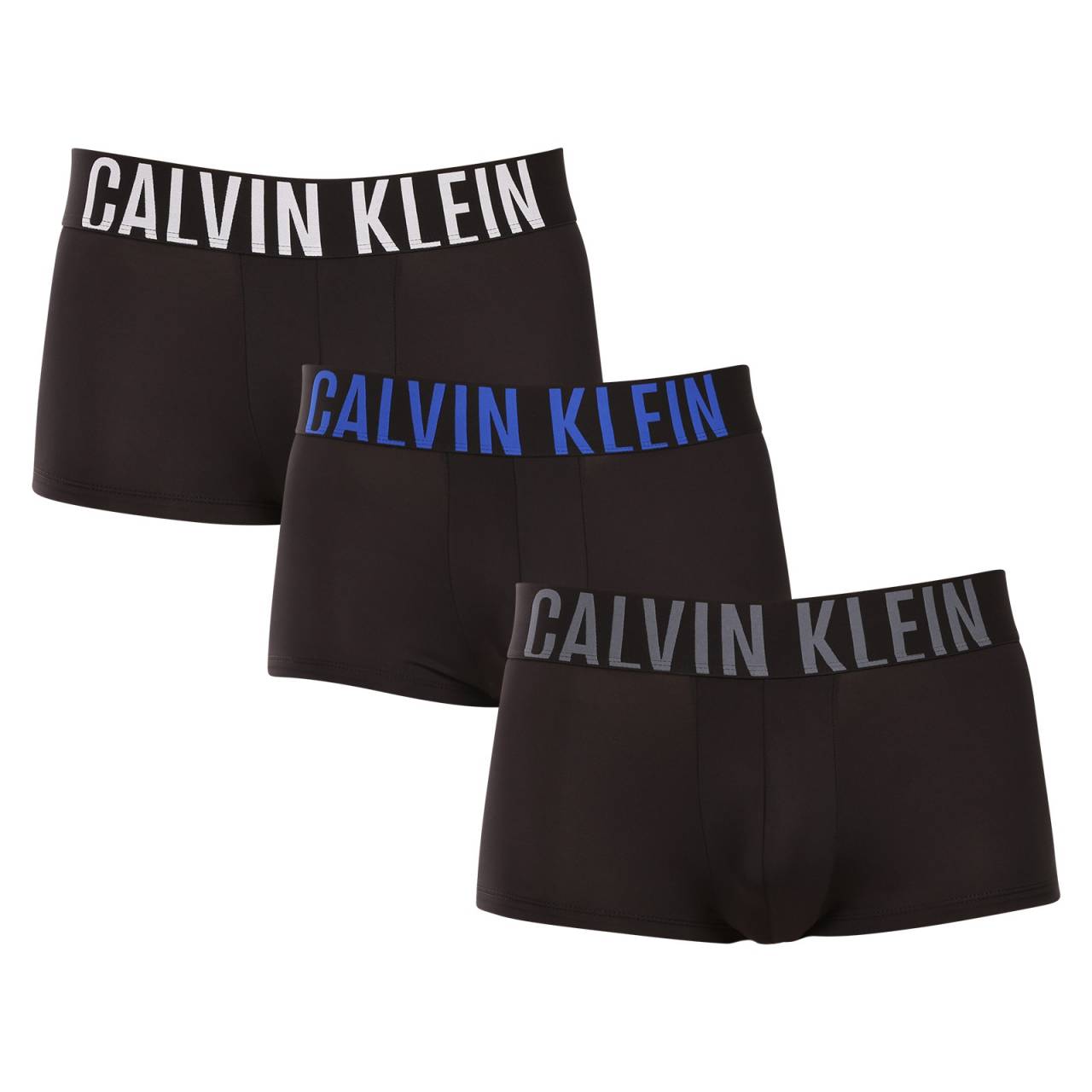 3PACK pánske boxerky Calvin Klein čierne (NB3611A-ZDH) XL, trenky.
Chcete boxerky, ktoré vám ponúknu dokonalé pohodlie, moderný dizajn a špičkovú kvalitu?
Prémiový materiál pre celodenné pohodlie
Tieto boxerky sú vyrobené z kombinácie umelých vlákien, čo zaisťuje dokonalú kombináciu mäkkosti, pružnosti a odolnosti.
Moderný dizajn a perfektný strih
Minimalistický vzhľad s vytkávanou gumou v páse dopĺňa logo Calvin Klein, ktoré boxerkám dodáva luxusný a sofistikovaný štýl.
Prečo si boxerky Calvin Klein zamilujete?

Ľahký a priedušný materiál: Ideálny na každodenné nosenie aj náročné športové aktivity.
Kratšie nohavičky: Umožňujú voľnosť pohybu, nezhrňujú sa a netlačia.
Rýchloschnúce a odolné: Perfektné pre aktívny životný štýl.
Nadčasový dizajn: Minimalistický dizajn a luxusný vzhľad Calvin Klein.

Spodná bielizeň Calvin Klein milujú ľudia po celom svete
Pánska spodná bielizeň Calvin Klein patrí medzi stálici módneho priemyslu.
Ako sa starať o boxerky?
Aby boxerky čo najdlhšie zachovali svoj perfektný tvar a kvalitu, dodržiavajte tieto pokyny:

Pranie: Odporúčame prať na 30 °C s jemným pracím prostriedkom.
Žehlenie: Neodporúča sa, aby nedošlo k poškodeniu materiálu.
Sušička: Sušenie v sušičke sa neodporúča, radšej sušte voľne na vzduchu.

Tip: Nájdenie správneho kusu spodnej bielizne, ktorý vám perfektne sedí, je niekedy náročné.