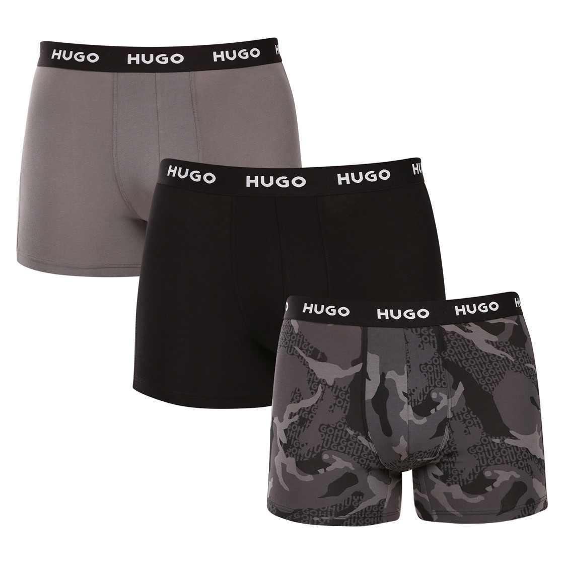 3PACK pánske boxerky HUGO viacfarebné (50532559 960) L, trenky.
Stavte na nadčasovú eleganciu a špičkový komfort s pánskymi boxerkami HUGO.
Materiál, ktorý vám dokonale padne
Kombinácia vysokokvalitnej bavlny s prímesou elastanu zaručuje optimálnu kombináciu pohodlia a pružnosti.
Štýl, ktorý hovorí sám za seba
Striedma farebnosť je vhodná pre všetkých mužov, ktorí nemajú radi módne výstrelky.
Prečo si zamilujete boxerky HUGO

Prvotriedny materiál v kombinácii bavlny a elastanu.
Elegantný dizajn v klasických farbách.
Dlhšie nohavičky pre väčšie pohodlie.

Spodná bielizeň Hugo pre milovníkov pohodlia a luxusu
Značka spodnej bielizne Hugo patrí do rodiny odevov Hugo Boss a vyniká kvalitnými materiálmi a precíznym spracovaním.
Ako sa starať o boxerky HUGO
Aby vaše obľúbené boxerky dlho vydržali, odporúčame dodržiavať tieto tipy.

Pranie: Per je pri teplote 40 °C.
Sušenie: Boxerky môžeš sušiť v sušičke na šetrný program.
Žehlenie: Pokiaľ je potrebné, žehli ich naruby pri nižšej teplote.

Tip: Staňte sa expertom na údržbu spodnej bielizne vďaka radám v našom článku a doprajte svojim obľúbeným kúskom starostlivosť, ktorú si zaslúžia.