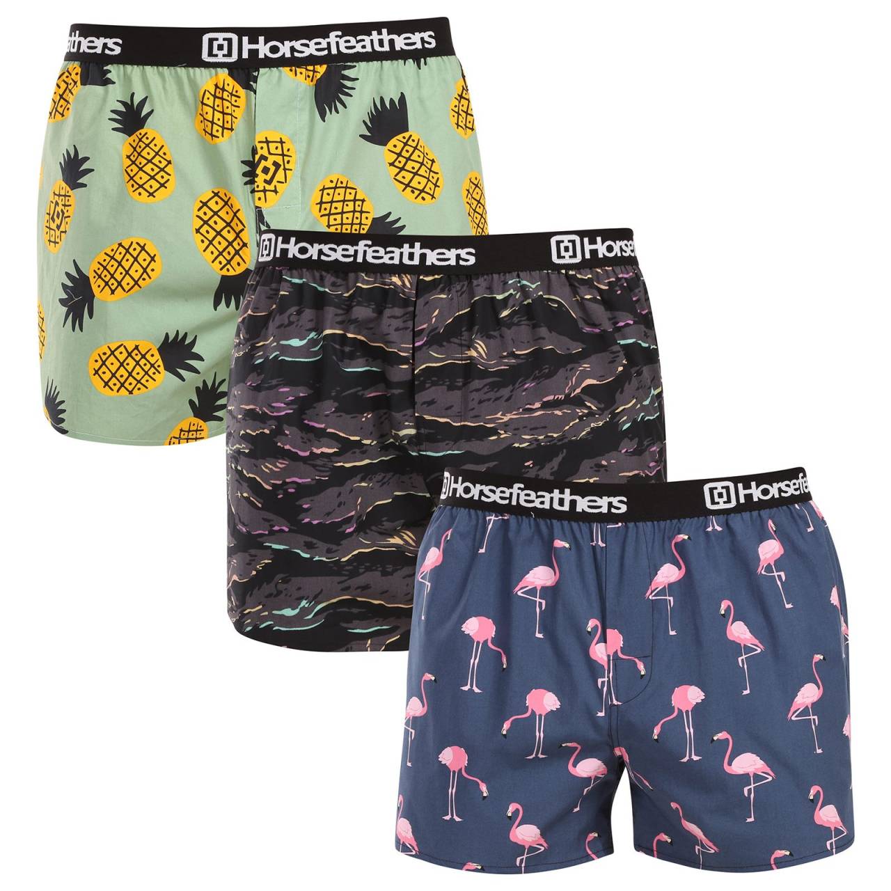 3PACK pánske trenky Horsefeathers Frazier Bundle 9 (AM096L) XL, trenírky.
Ukážte svoj štýl a zmysel pre humor s pánskymi šortkami Horsefeathers.
Kvalitný materiál pre dokonalé pohodlie
Šortky Horsefeathers sú vyrobené zo 100 % bavlny, čo znamená, že vám ponúknu príjemný pocit na pokožke.
Originálny dizajn a pohodlné nosenie
Každý pár šortiek je vybavený jedinečnou potlačou, ktorá dodá vášmu šatníku štýl a moderný nádych.
Prečo si tieto šortky zamilujete?

Originálne potlače, ktoré dodajú zábavu každému dňu.


Pohodlný materiál a voľný strih pre celodenné pohodlie.


Kvalitné spracovanie od značky Horsefeathers, ktorá je synonymom štýlu a spoľahlivosti.

Pánske šortky Horsefeathers majú štýl
Slovo „horsefeathers“ znamená v angličtine „úplný nezmysel“, ale spodná bielizeň od rovnomennej značky vás presvedčí, že pri jej kúpe žiadny nezmysel nehrozí.
Ako sa starať o svoje nové šortky
Aby ste sa uistili, že vaše šortky zostanú čo najdlhšie v skvelej forme, dodržiavajte tieto pokyny:

Pranie: Perte pri maximálnej teplote 30°C s jemnými pracími prostriedkami.


Sušenie: Sušenie v bubnovej sušičke neodporúčame, aby sa materiál nezrazil alebo nepoškodil potlač.


Žehlenie: Šortky môžete žehliť pri nízkej teplote.

Tip: Staňte sa expertom na údržbu spodnej bielizne vďaka radám v našom článku a doprajte svojim obľúbeným kúskom starostlivosť, akú si zaslúžia.