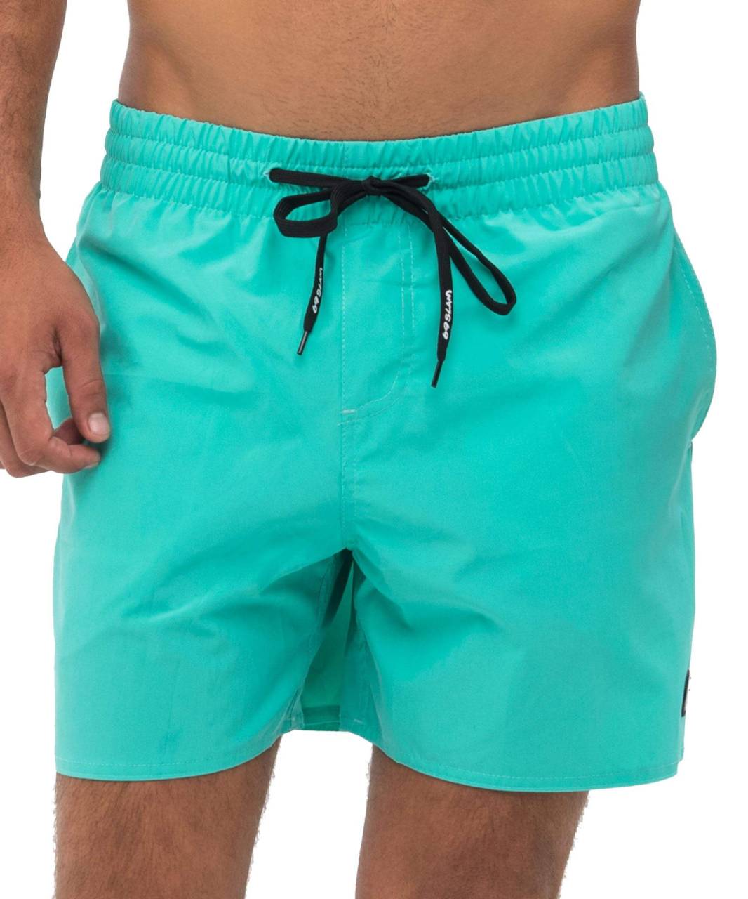 Pánske plavky 69SLAM AQUA GREEN (SSBPLN-AG) S.
Doprajte si maximálne pohodlie a ľahkosť, či už ste na pláži, pri bazéne alebo len trávite deň vonku.
Šortky sú vyrobené z vysoko kvalitných syntetických vlákien, ktoré sú ľahké, odolné a rýchlo schnú.
O značke 69SLAM69SLAM
je originálna značka, ktorá vznikla na Bali a vždy sa snažila priniesť energiu, slobodu a radosť zo života do sveta spodnej bielizne, plaviek a doplnkov.
Ako sa starať o šortky 69SLAM

Pranie: Šortky perte pri teplote do 30 °C.
Sušenie: Vďaka rýchloschnúcim vláknam je ideálne sušenie na vzduchu.
Žehlenie: Šortky nie je potrebné žehliť – materiál si zachováva svoj tvar a nemačká sa.