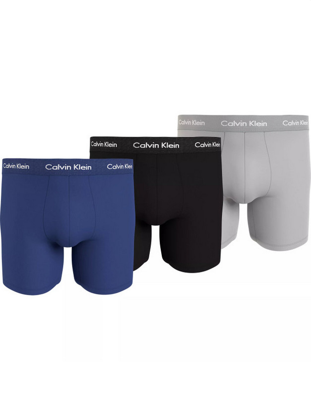3PACK muške bokserice Calvin Klein prevelik raznobojan (NB3378A-GW4) 4XL.
Uživajte u vrhunskoj udobnosti i luksuzu s muškim boksericama Calvin Klein.
Kvalitetan materijal za cjelodnevnu udobnost
Bokserice su izrađene od vrhunske mješavine pamuka i elastina.
Elegantan dizajn i praktičan kroj
Tkana elastika s kontrastnim Calvin Klein logotipom stvara elegantan i bezvremenski izgled.
Zašto ćete sigurno voljeti Calvin Klein bokserice

Premium materijal: Kombinacija pamuka i elastina osigurava mekoću, prozračnost i elastičnost za maksimalnu udobnost tijekom cijelog dana.


Moderan dizajn: Kultna tkana elastika s logotipom Calvin Kleina daje boksericama elegantan izgled prikladan za svaku priliku.


Praktičan kroj: Dulje hlače i fleksibilan kroj pružaju dodatnu udobnost i slobodu kretanja, idealne za ležerno nošenje, posao i slobodno vrijeme.

Calvin Klein donje rublje vole ljudi diljem svijeta
Calvin Klein muško donje rublje spada u konstante modne industrije.
Kako njegovati svoje Calvin Klein bokserice
Kako bi vaše nove bokserice što duže zadržale svoj izgled i kvalitetu, pridržavajte se ovih jednostavnih smjernica:

Pranje: Olovka je na maksimalnoj temperaturi od 30 °C.


Sušenje:  Ne preporučuje se sušenje u sušilici - sušenje na zraku je najbolja opcija


peglanje: Bokserice ne morate glačati, što vam štedi vrijeme i brige.

Savjet: Pronalaženje omiljenog donjeg rublja ponekad je težak posao, stoga želimo da vam omiljeni komadi dugo traju.