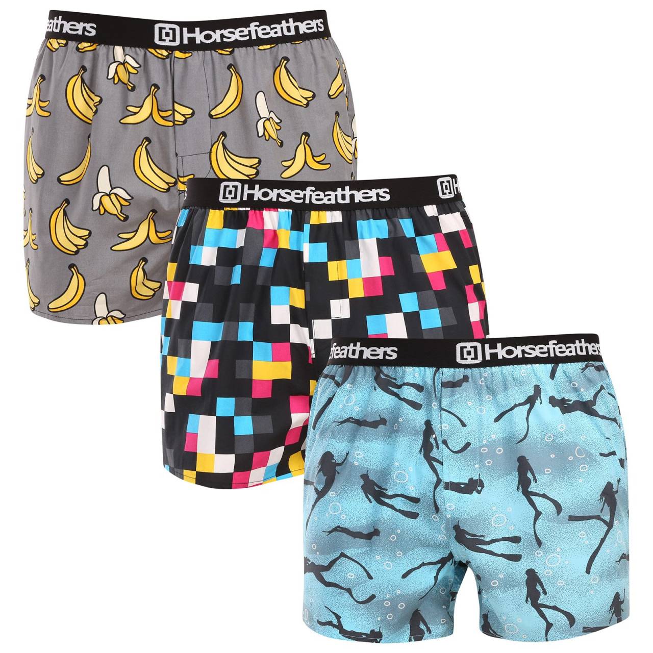 3PACK pánske trenky Horsefeathers Frazier Bundle 10 (AM096M) XL, trenírky.
Ukážte svoj štýl a zmysel pre humor s pánskymi šortkami Horsefeathers.
Kvalitný materiál pre dokonalé pohodlie
Šortky Horsefeathers sú vyrobené zo 100 % bavlny, čo znamená, že vám ponúknu príjemný pocit na pokožke.
Originálny dizajn a pohodlné nosenie
Každý pár šortiek je vybavený jedinečnou potlačou, ktorá dodá vášmu šatníku štýl a moderný nádych.
Prečo si tieto šortky zamilujete?

Originálne potlače, ktoré dodajú zábavu každému dňu.


Pohodlný materiál a voľný strih pre celodenné pohodlie.


Kvalitné spracovanie od značky Horsefeathers, ktorá je synonymom štýlu a spoľahlivosti.

Pánske šortky Horsefeathers majú štýl
Slovo „horsefeathers“ znamená v angličtine „úplný nezmysel“, ale spodná bielizeň od rovnomennej značky vás presvedčí, že pri jej kúpe žiadny nezmysel nehrozí.
Ako sa starať o svoje nové šortky
Aby ste sa uistili, že vaše šortky zostanú čo najdlhšie v skvelej forme, dodržiavajte tieto pokyny:

Pranie: Perte pri maximálnej teplote 30°C s jemnými pracími prostriedkami.


Sušenie: Sušenie v bubnovej sušičke neodporúčame, aby sa materiál nezrazil alebo nepoškodil potlač.


Žehlenie: Šortky môžete žehliť pri nízkej teplote.

Tip: Staňte sa expertom na údržbu spodnej bielizne vďaka radám v našom článku a doprajte svojim obľúbeným kúskom starostlivosť, akú si zaslúžia.