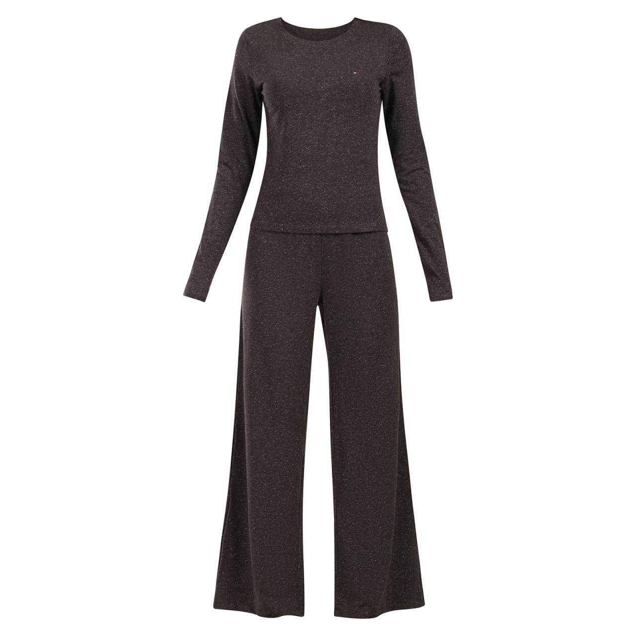 Dámske pyžamo Tommy Hilfiger šedé (UW0UW06230 P5Q) XL.
Vstúpte do sveta pohodlia a elegancie s dámskymi pyžamami Tommy Hilfiger, ktoré spájajú štýl, kvalitné materiály a neodolateľný vzhľad.
Prémiový materiál s ohľadom na prírodu
Dámske pyžamo Tommy Hilfiger je vyrobené z kombinácie regeneratívnej bavlny, elastanu a metalických vlákien.
Elegantný dizajn a nadčasový vzhľad
Pyžamo kombinuje jednoduchosť s výraznými detailmi.
Prečo by ste si nemali nechať ujsť pyžamo Tommy Hilfiger

Regeneratívna bavlna: Šetrná k prírode a vašej pokožke.
Štýlový vzhľad: Luxusný efekt vďaka metalickým vláknam.
Celodenné pohodlie: Ideálne nielen na noc, ale aj na relaxáciu doma.

Spodná bielizeň Tommy Hilfiger je zárukou najvyššej kvality
Značka Tommy Hilfiger sa stala ikonou americkej módy pred takmer 40 rokmi a jej modrá, červená a biela farebná kombinácia je okamžite rozpoznateľná.
Ako sa starať o svoje nové pyžamo
Aby vaše obľúbené pyžamo zostalo dlho v perfektnom stave, odporúčame dodržiavať tieto pokyny na údržbu.

Pranie: Per pyžamo na jemný program pri teplote do 30 °C.
Sušenie: Neodporúčame sušiť v sušičke.
Žehlenie: Ak je potrebné, žehli iba na nízku teplotu a ideálne naruby, aby sa zachoval lesk a štruktúra tkaniny.

Tip: Nájdenie obľúbeného spodného prádla môže byť niekedy zdĺhavý proces, preto chceme, aby vaše obľúbené kúsky vydržali čo najdlhšie.