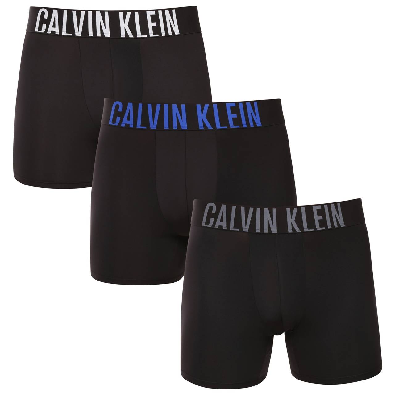 3PACK pánske boxerky Calvin Klein čierne (NB3612A-ZDH) XL, trenky.
Chcete boxerky, ktoré ponúkajú maximálne pohodlie, moderný dizajn a špičkovú kvalitu?
Prvotriedny materiál pre celodenné pohodlie
Tieto boxerky sú vyrobené z kombinácie polyesteru a elastanu, čo poskytuje dokonalú kombináciu mäkkosti, pružnosti a odolnosti.
Moderný dizajn a dokonalý strih
Minimalistický vzhľad s elastickým pásom dopĺňa logo Calvin Klein, ktoré dodáva boxerkám luxusný a sofistikovaný štýl.
Prečo si boxerky Calvin Klein zamilujete?

Ľahký a priedušný materiál: Ideálne na každodenné nosenie aj náročné športové aktivity.
Dlhšia nohavička: Poskytuje lepšie krytie a oporu, nezhrňuje sa a neškrtí.
Rýchloschnúce a odolné: Ideálne na aktívny životný štýl.
Nadčasový dizajn: minimalistický dizajn a luxusný vzhľad značky Calvin Klein.

Spodnú bielizeň Calvin Klein milujú ľudia na celom svete.
Pánska spodná bielizeň Calvin Klein patrí k stáliciam módneho priemyslu.
Ako sa starať o boxerky?
Aby si vaše boxerky zachovali dokonalý tvar a kvalitu čo najdlhšie, dodržiavajte tieto pokyny:

Praní: Doporučujeme prát na 30 °C s jemným pracím prostředkem.
Žehlení: Nedoporučuje se, aby nedošlo k poškození materiálu.
Sušenie: Sušenie v sušičke sa neodporúča, radšej sušte voľne na vzduchu.

Tip: Nájsť ten správny kus spodnej bielizne, ktorý vám dokonale padne, môže byť náročné.