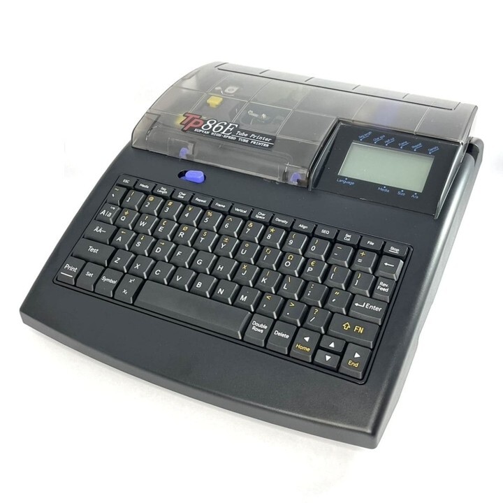 Supvan TP86E tlačiarna bužírok.

Tlač na bužírky, pásky a štítky — podporuje PVC bužírky aj pásky rôznych šírok

Veľký podsvietený LCD displej — pre jednoduché nastavenie a úpravu priamo na tlačiarni bužírok

Vstavaná slovenská diakritika — umožňuje tlač znakov s mäkčeňmi a dĺžňami

Vysoká kvalita a odolnosť tlače — tlačový výstup v kvalite 300 dpi, ktorý je vďaka TTR tlači odolný proti oderu, vode, olejom aj chemikáliám

Podpora rôznych veľkostí bužírok — možnosť potlače bužírok s priemerom od 2mm do 6mm a samolepiacich pások šírok 6mm, 9mm a 12mm

Rýchlosť tlače až 25 mm/s — pre efektívnu prácu aj pri väčších zákazkách

Možnosť pripojenia pomocou PC cez USB a Bluetooth — a editácia štítkov pomocou dodávaného softvéru

Pamäť na šablóny a opakované tlače — uložte si často používané štítky pre rýchle použitie

Rôzne fonty a veľkosti písma — možnosť nastavenia veľkosti, typu a štýlu písma

Podpora čiarových kódov — tlač bežne používaných typov kódov (Code39, EAN13, atď.)

Možnosť tlače grafiky a loga — jednoduché vloženie jednoduchého loga alebo symbolu

Napájanie zo siete alebo akumulátora — flexibilita použitia v kancelárii aj priamo v teréne

Odolné a kompaktné prevedenie — vhodné do náročnejších prevádzok a dielní

Automatická detekcia bužírky/pásky

Integrovaný čistič bužírky
Automatický koncový odrez bužírky/pásky

Obsah balenia: Popisovač bužírok Supvan TP86E, plastový kufrík, batérie, softvér, USB kábel, navádzanie bužírky, farbiaca páska, samolepiaca páska, SD karta, čítačka SD kariet