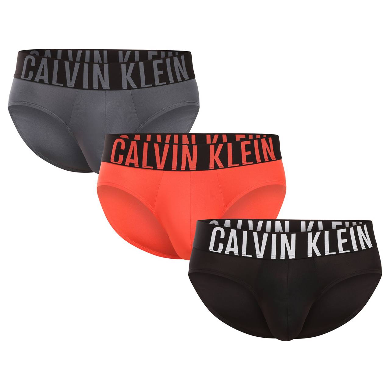3PACK pánske slipy Calvin Klein viacfarebné (NB3610A-2QQ) XXL.
Oblečte si luxusný komfort a ikonický štýl s pánskymi slipami Calvin Klein.
Prémiový materiál pre celodenné pohodlie
Slipy Calvin Klein sú vyrobené z kombinácie polyesteru a elastanu.
Štýl, ktorý sa prispôsobí vášmu rytmu
Klasické farby sú univerzálne a hodia sa ku každému outfitu.
Prečo si zamilujete slipy Calvin Klein

Ikona Calvin Klein: kombinácia jednoduchosti a štýlu značky.
Pohodlný materiál, ktorý si zachováva svoj tvar: Ideálny na každodenné nosenie a šport.
Tkaná guma: Perfektné prispôsobenie bez otlakov alebo skĺzavania.

Spodná bielizeň Calvin Klein vám dodá jedinečný štýl
Pánska spodná bielizeň Calvin Klein je základným kúskom módneho priemyslu.
Ako sa starať o slipy Calvin Klein
Aby ste si mohli svoje obľúbené spodné prádlo užívať čo najdlhšie, odporúčame dodržiavať tieto pokyny na údržbu.

Pranie: Odporúčame prať na 30 °C, ideálne naruby.
Sušenie: Slipy nesušte v sušičke – predĺžite tak ich životnosť a pružnosť.
Žehlenie: Nežehlite – syntetické materiály sa ľahko udržiavajú bez žehlenia.

Tip: Nájdenie správneho kusu spodnej bielizne, ktorý vám perfektne sedí, môže byť niekedy náročné.