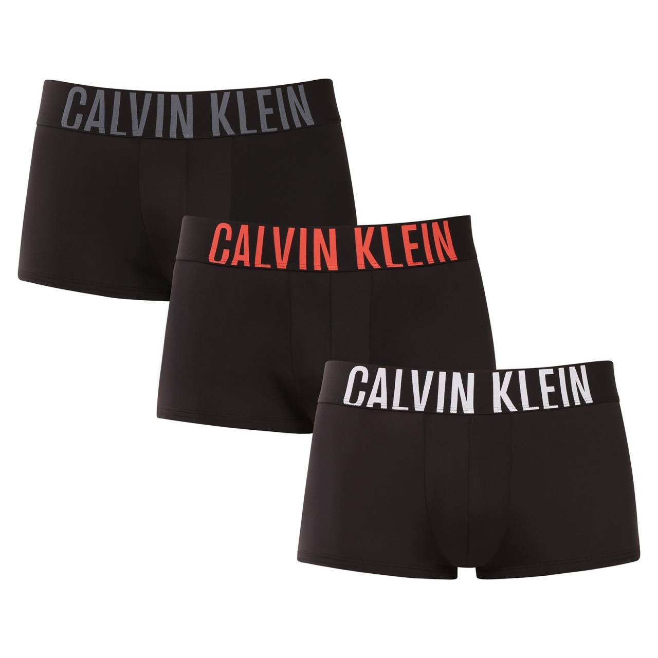 3PACK pánske boxerky Calvin Klein čierne (NB3611A-2QS) L, trenky.
Chcete boxerky, ktoré vám ponúknu dokonalé pohodlie, moderný dizajn a špičkovú kvalitu?
Prémiový materiál pre celodenné pohodlie
Tieto boxerky sú vyrobené z kombinácie umelých vlákien, čo zaisťuje dokonalú kombináciu mäkkosti, pružnosti a odolnosti.
Moderný dizajn a perfektný strih
Minimalistický vzhľad s vytkávanou gumou v páse dopĺňa logo Calvin Klein, ktoré boxerkám dodáva luxusný a sofistikovaný štýl.
Prečo si boxerky Calvin Klein zamilujete?

Ľahký a priedušný materiál: Ideálny na každodenné nosenie aj náročné športové aktivity.
Kratšie nohavičky: Umožňujú voľnosť pohybu, nezhrňujú sa a netlačia.
Rýchloschnúce a odolné: Perfektné pre aktívny životný štýl.
Nadčasový dizajn: Minimalistický dizajn a luxusný vzhľad Calvin Klein.

Spodná bielizeň Calvin Klein milujú ľudia po celom svete
Pánska spodná bielizeň Calvin Klein patrí medzi stálici módneho priemyslu.
Ako sa starať o boxerky?
Aby boxerky čo najdlhšie zachovali svoj perfektný tvar a kvalitu, dodržiavajte tieto pokyny:

Pranie: Odporúčame prať na 30 °C s jemným pracím prostriedkom.
Žehlenie: Neodporúča sa, aby nedošlo k poškodeniu materiálu.
Sušička: Sušenie v sušičke sa neodporúča, radšej sušte voľne na vzduchu.

Tip: Nájdenie správneho kusu spodnej bielizne, ktorý vám perfektne sedí, je niekedy náročné.