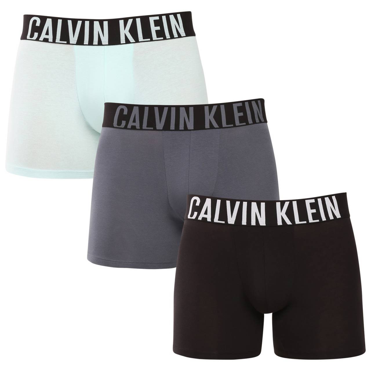 3PACK pánske boxerky Calvin Klein viacfarebné (NB3609A-ZDB) L, trenky.
Užívajte si maximálne pohodlie a luxus s pánskymi boxerkami Calvin Klein.
Kvalitný materiál pre celodenné pohodlie
Tieto boxerky sú vyrobené z prvotriednej zmesi bavlny a elastanu.
Elegantný dizajn a praktický strih
Tkaná guma s kontrastným logom Calvin Klein vytvárajú štýlový a nadčasový vzhľad.
Prečo si zamilujete boxerky Calvin Klein

Prvotriedny materiál: Kombinácia bavlny a elastanu zaručuje mäkkosť, priedušnosť a elasticitu pre maximálne pohodlie počas celého dňa.


Štýlový dizajn: Ikonické logo Calvin Klein s vyšívanou gumou dodáva boxerkám elegantný vzhľad vhodný na každú príležitosť.


Praktický strih: dlhšie nohavice a prispôsobivý strih poskytujú väčšie pohodlie a voľnosť pohybu, ideálne na bežné nosenie, do práce aj na voľný čas.

Spodnú bielizeň Calvin Klein milujú ľudia na celom svete
Pánska spodná bielizeň Calvin Klein patrí k stáliciam módneho priemyslu.
Ako sa starať o boxerky Calvin Klein
Aby si vaše nové boxerky zachovali svoj vzhľad a kvalitu čo najdlhšie, dodržiavajte tieto jednoduché pokyny:

Pranie: Perte ich pri maximálnej teplote 30 °C.


Sušenie: Sušenie v bubnovej sušičke sa neodporúča - najlepšou voľbou je sušenie na vzduchu.


Žehlenie: Boxerky nie je potrebné žehliť, čím ušetríte čas a námahu.

Tip: Hľadanie obľúbenej spodnej bielizne môže byť beh na dlhé trate, preto chceme, aby vám obľúbené kúsky dlho vydržali.