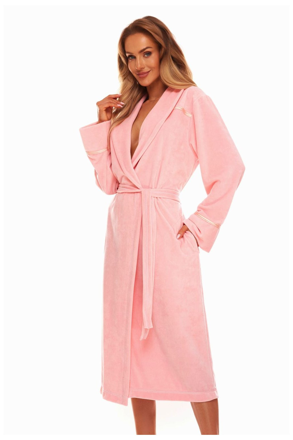 Dámsky župan L&L ružový (2304-MORELA) M.
Hľadáte štýlový, pohodlný a funkčný župan?
Prirodzený komfort vďaka vysokokvalitnej bavlne
Dámsky župan L&L je vyrobený zo 100 % bavlny, ktorá je ideálnym materiálom pre každodenný kontakt s pokožkou.
Subtílny dizajn s premyslenými detailmi
Bočné vrecká vám umožnia mať drobnosti po ruke a opasok v páse zaručuje, že župan perfektne sedí.
Prečo si zamilujete župan L&L

Vysoko kvalitná bavlna: Prírodný, priedušný a savý materiál, ktorý je vhodný aj pre citlivú pokožku.
Elegantný dlhý strih: štýl a pohodlie v jednom balení.
Ľahká údržba a odolnosť: župan je možné žehliť a zostane krásny aj po opakovanom praní.

Župany L&L pre štýlových mužov a ženy
Značka L&L má dlhú tradíciu založenú na kvalite poľského textilného priemyslu a moderných technológiách.
Ako sa starať o ženský župan L&L
Aby ste si mohli svoj obľúbený župan užívať čo najdlhšie, odporúčame dodržiavať tieto pokyny na údržbu.

Pranie: Perte pri 30 °C s jemným pracím prostriedkom.
Sušenie: Župan nie je vhodný na sušenie v sušičke.
Žehlenie: Áno, župan môžete žehliť – odporúčame strednú teplotu.

Tip: Staňte sa odborníkom na starostlivosť o spodnú bielizeň vďaka tipom v našom článku a doprajte svojim obľúbeným kúskom starostlivosť, ktorú si zaslúžia.