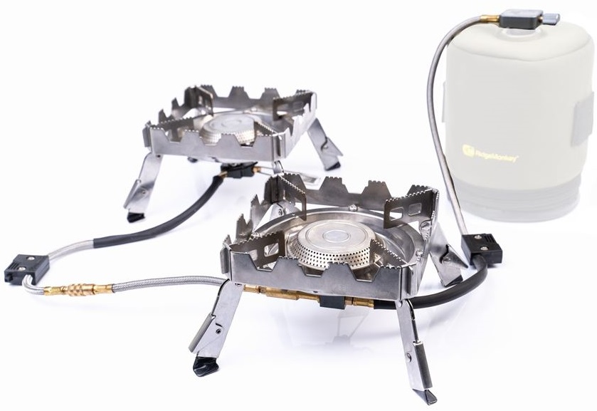 Ridgemonkey varič quad connect pro full kit.
 špecifikácia: 
 • Super stabilný design 
 • Opletenie hadíc aj konštrukcia z nerezovej ocele 
 • Výškovo nastaviteľné skladacie nôžky 
 • Dvojitý výkon 2700 W 
 • Rýchloupínacia prípojka 
 • Trubice predohrievača plynu 
 • Diaľkové piezo zapaľovanie 
 • Dodávaný vrátane tašky, držiaka rukoväte sendvičovača a stojana na plynovú fľašu 
 • Chránený registrovaný design 
 • Varič je vhodný na použitie so všetkými propán-butánovými fľašami so závitom EN417 ISO 
 • Rozmery v zloženom stave (jeden varič): 13 x 13 x 7cm 
 • Rozmery v plne rozloženom stave (jeden varič): 18 x 18 x 10,5 cm 
 • Hmotnosť (jeden varič): 550 g