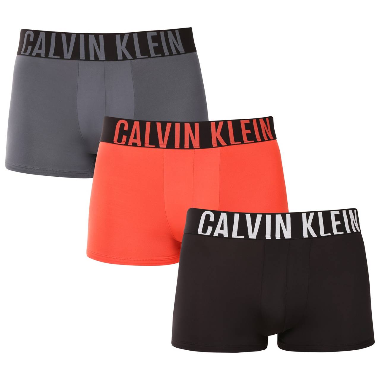 3PACK pánske boxerky Calvin Klein viacfarebné (NB3775A-2QQ) M, trenky.
Chcete boxerky, ktoré vám ponúknu dokonalé pohodlie, moderný dizajn a špičkovú kvalitu?
Prémiový materiál pre celodenné pohodlie
Tieto boxerky sú vyrobené z kombinácie umelých vlákien, čo zaisťuje dokonalú kombináciu mäkkosti, pružnosti a odolnosti.
Moderný dizajn a perfektný strih
Minimalistický vzhľad s vytkávanou gumou v páse dopĺňa logo Calvin Klein, ktoré boxerkám dodáva luxusný a sofistikovaný štýl.
Prečo si boxerky Calvin Klein zamilujete?

Ľahký a priedušný materiál: Ideálny na každodenné nosenie aj náročné športové aktivity.
Kratšie nohavičky: Umožňujú voľnosť pohybu, nezhrňujú sa a netlačia.
Rýchloschnúce a odolné: Perfektné pre aktívny životný štýl.
Nadčasový dizajn: Minimalistický dizajn a luxusný vzhľad Calvin Klein.

Spodná bielizeň Calvin Klein milujú ľudia po celom svete
Pánska spodná bielizeň Calvin Klein patrí medzi stálici módneho priemyslu.
Ako sa starať o boxerky?
Aby boxerky čo najdlhšie zachovali svoj perfektný tvar a kvalitu, dodržiavajte tieto pokyny:

Pranie: Odporúčame prať na 30 °C s jemným pracím prostriedkom.
Žehlenie: Neodporúča sa, aby nedošlo k poškodeniu materiálu.
Sušička: Sušenie v sušičke sa neodporúča, radšej sušte voľne na vzduchu.

Tip: Nájdenie správneho kusu spodnej bielizne, ktorý vám perfektne sedí, je niekedy náročné.
