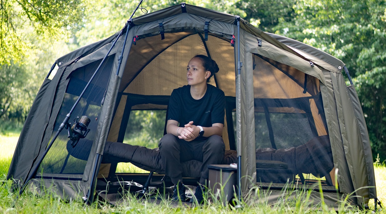 Starbaits bivak sentinel g2 compact.
 Rozmery: •Výška 125 cm •Šírka 250 cm •Hĺbka 225 cm •Váha 10,2 kg •Transportný rozmer 125x27x20 cm 
 Technické parametre: • •Nepremokavá a priedušná tkanina •Vodný stĺpec 10000 mm •Rýchle rozloženie vďaka Spider Lock konštrukcii z 16 mm tyčí •Teleskopické podperné 19mm tyče s dvojitou aretáciou •Podlepené švy s dvojitým prešitím pre maximálnu pevnosť •Spoľahlivé a odolné zipsy •Jednodielna robustná podlaha pripevnená zipsom •Kovové očká •Otváranie dverí v oboch smeroch •Klipy na uchytenie dverí •6 moskytiérových okien so zatváraním proti dažďu na zips a istením suchým zipsom •Klipy na uchytenie zatváracích panelov na okná •Predný panel je možné kompletne otvoriť •2 úchyty na prúty na suchý zips •Pevné zavrtávacie kolíky •Elastické napínače na všetkých kotviacich bodoch •Očko na zavesenie svetla