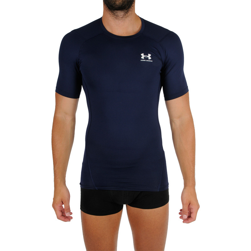 Pánske športové tričko Under Armour modré (1361518 410) 3XL.
Podporte svoj výkon na maximum a stavte na tričko, ktoré ťa podrží pri každom pohybe.
Materiál, ktorý dýcha a pracuje s tebou
Tričko je vyrobené z kombinácie polyesteru a elastanu – ľahkého, pružného a veľmi odolného funkčného materiálu, ktorý efektívne odvádza pot, rýchlo schne a zároveň ťa nijako neobmedzuje.
Moderný dizajn a kompresný strih pre lepší výkon a regeneráciu
Športové tričko Under Armour má jednoduchý a praktický dizajn, ktorý podčiarkne tvoju postavu a skvele sa hodí ako spodná vrstva pod ďalšie tréningové oblečenie alebo ako samostatný kúsok.
Prečo by ti tričko Under Armour nemalo chýbať

Kompresný strih pre lepší výkon a regeneráciu svalov.
Rýchloschnúci a priedušný materiál odvádza pot z tela.
Univerzálne využitie – samostatne aj ako funkčná spodná vrstva.

Spodná bielizeň Under Armour ťa podrží v každej situácii
Americká značka Under Armour sa zameriava na výrobu športovej spodnej bielizne.
Ako sa starať o kompresné tričko Under Armour
Aby tvoje obľúbené tričko vydržalo dlho v skvelom stave, odporúčame dodržiavať nasledujúce pokyny na údržbu.

Pranie: Tričko per pri maximálnej teplote 40 °C.
Sušenie: Tričko môžeš sušiť v sušičke, ale vždy pri nízkej teplote.
Žehlenie: Tričko nežehli.

Tip: Vaše obľúbené oblečenie si zaslúži šetrné zaobchádzanie.