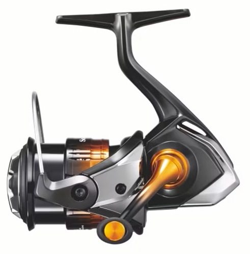 Shimano naviják soare c2000ss bb a pg.
 Kompaktná veľkosť tela 2000 je vyrobená z pokročilého kompozitu Ci4+ a váži iba 185 g, čo dokonale vyvažuje ľahké prúty určené pre jemný rybolov, a pomalá rýchlosť navíjania 4,6:1 (62 cm) poskytuje presné ovládanie na širokej škále malých nástrah.
 Pre milovníkov ultra jemného vrkoča je plytká cievka (0,12 mm – 155 m) skutočným bonusom, rovnako ako ultra hladké pokladanie vlasca, ktoré zabraňuje zapadávaniu vlasca na cievke.
 Navijak Soare BB s čiernym, kovovým šedým a lešteným zlatom je špeciálne vyzerajúci navijak pre špeciálny typ rybárov.
