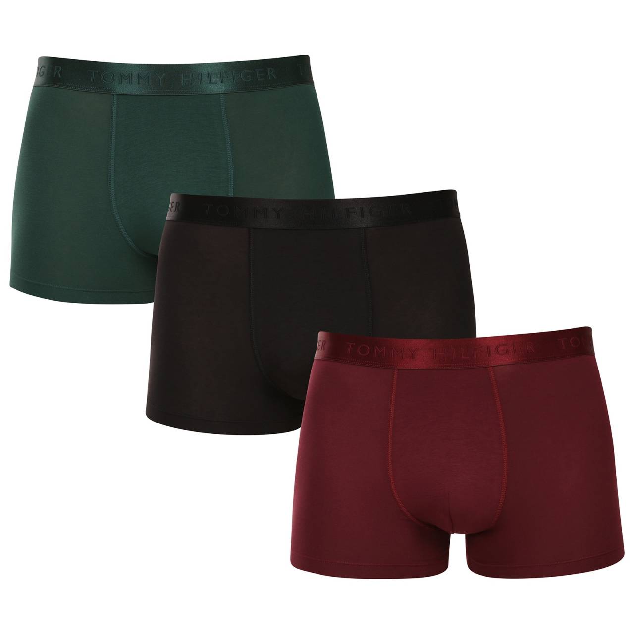 3PACK pánske boxerky Tommy Hilfiger viacfarebné (UM0UM02760 0VI) XL, trenky.
Doprajte si nadčasový štýl a špičkový komfort s pánskymi boxerkami od značky Tommy Hilfiger.
Prémiový materiál pre maximálne pohodlie
Boxerky Tommy Hilfiger sú vyrobené z jemnej, na dotyk veľmi príjemnej bavlny s prímesou elastanu, ktorý im dodáva pružnosť a dlhú životnosť.
Ikonyický štýl a precízny strih
Boxerky majú dlhšie nohavičky, ktoré sa nevyhrávajú a poskytujú dostatočné zakrytie a komfort.
Prečo by vám boxerky Tommy Hilfiger nemali chýbať

Prémiová bavlna s elastanom: Mäkká, priedušná a pohodlná na celodenné nosenie.
Dlhšie nohavičky a vyšívaný guma: Stabilita, štýl a žiadne rolovanie.
Elegantný a nadčasový dizajn: Skvelé na každodenné aj špeciálne príležitosti.

Spodná bielizeň Tommy Hilfiger je zárukou najvyššej kvality
Značka Tommy Hilfiger sa stala ikonou amerického obliekania pred takmer 40 rokmi a jej farebnosť v odtieňoch modrej, červenej a bielej je rozpoznateľná na prvý pohľad.
Ako sa starať o boxerky Tommy Hilfiger

Pranie: Per na 30 °C.
Sušenie: Boxerky možno sušiť v sušičke pri nízkej teplote.
Žehlenie: V prípade potreby je možné ich žehliť na nižšiu teplotu.

Tip: Nájdenie ideálneho kúsku spodnej bielizne môže byť niekedy náročné.