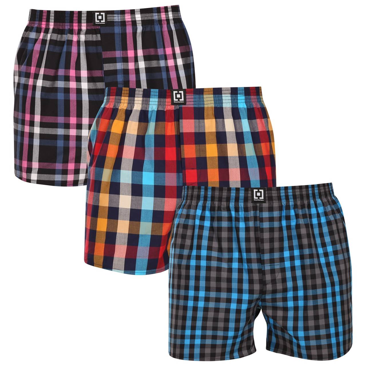 3PACK pánske trenky Horsefeathers Sonny Bundle 2 (AM285B) L, trenírky.
Doprajte si maximálne pohodlie a voľnosť s obľúbenými pánskymi šortkami Horsefeathers Manny v jedinečnom a zábavnom dizajne.
Kvalitný materiál pre vaše maximálne pohodlie
Šortky Horsefeathers sú vyrobené z kvalitnej 100 % bavlny, ktorá zaručuje výnimočnú mäkkosť a priedušnosť.
Funkčný dizajn a pohodlný strih
Šortky Horsefeathers majú pohodlný strih, ktorý vám poskytne úplnú voľnosť pohybu.
Prečo by ste určite mali vyskúšať šortky Horsefeathers

100% bavlnený materiál: Mäkký, priedušný a príjemný na dotyk pre maximálne pohodlie počas celého dňa.


Voľný strih: Poskytuje voľnosť pohybu bez obmedzovania, ideálny na relaxáciu a bežné nosenie.


Klasický elastický pás: Prispôsobí sa telu a udrží šortky na mieste bez nepríjemného škrčenia.


Moderný dizajn: Zábavné vzory a farby dodávajú spodnému prádlu jedinečný vzhľad.

Bielizeň Horsefeathers má štýl, vďaka ktorému šortky vyzerajú a pôsobia jedinečne.
Slovo „horsefeathers“ znamená v angličtine „úplný nezmysel“, ale spodná bielizeň od rovnomennej značky vás presvedčí, že jej kúpa nie je žiadny nezmysel.
Ako sa starať o svoje nové šortky Horsefeathers?
Vaša spodná bielizeň si zaslúži tú najlepšiu starostlivosť, aby ste si ju mohli užívať čo najdlhšie.

Pranie: Odporúčame prať pri maximálnej teplote 30 °C.


Sušenie: Šortky nie sú vhodné na sušenie v bubnovej sušičke, aby nedošlo k poškodeniu materiálu.


Žehlenie: Trenky sa môžu žehliť pri nízkej teplote.

Tip: Nájsť ten správny kus spodnej bielizne, ktorý vám dokonale padne, je niekedy náročné.