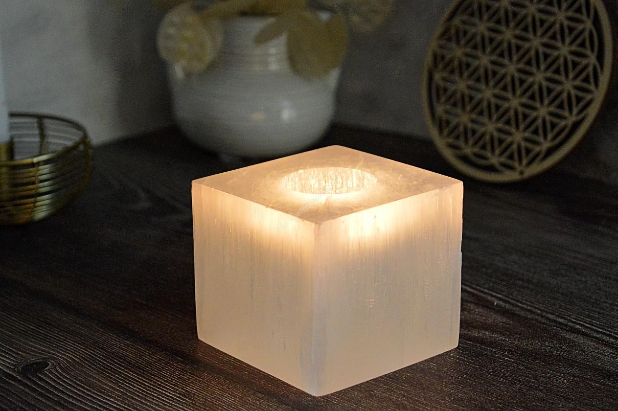 vysokovibračný svietnik SELENIT kocka Tento svietnik je ideálny na večernú relaxáciu, harmonizáciu priestoru, rituály, alebo ako nádherný darček pre každého, kto túži po kľude a harmónii.

Afirmácia: Zbavujem sa veškerej negatívnej energie, ktorá mi už neslúži. 

Selenit má veľmi jemné vibrácie a pomáha pri komunikácií s Anjelmi a pôsobí na rozvoj korunnej čakry, pre napojenie na Božstvo.
Selenit podporuje životné zmeny, prečisťuje rozum, upokojuje neistotu a starosti, dodáva pokoj, posilňuje schopnosti svojho nositeľa, reguluje preťaženie a nadmerné sebavedomie, podporuje vnútorný vývoj, láskavosť a intuíciu.