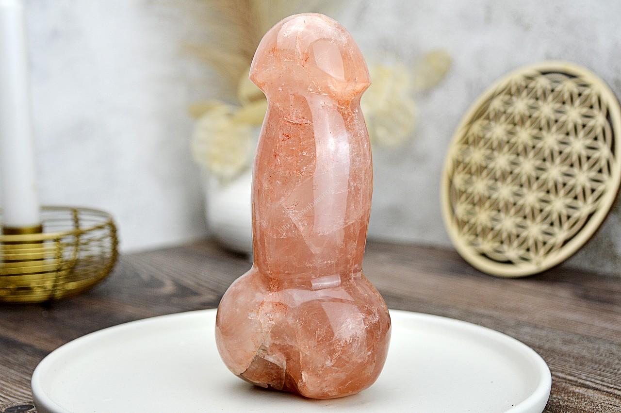 Yoni masážny falus KRIŠTÁĽ s HEMATITOM / HEMATOIT 15,5cm Yoni masážny falus z Kryštálov slúži na masáž našich pohlavných orgánov, osobnému vaginálnemu mapovaniu, aktivácii znecitlivených či bolestivých bodov a odstráneniu emočných blokácií uviaznutých v spodných čakrách a  naše nespracované emócie a pocity.

Krištáľ s Hematitom v  kombinácii pri yoni masáži

 	prináša rovnováhu medzi jemnou, čistiacou energiou krištáľu a ochrannou, uzemňujúcou silou hematitu
 	pomáha odblokovať potlačené emócie a staré vzorce
 	podporuje vedomé prepojenie so ženskou energiou, sexualitou a tvorivosťou
 	uvoľňuje telo aj myseľ, čím prispieva k hlbšiemu prežívaniu intimity
 	posilňuje pocit bezpečia pri objavovaní vlastného tela