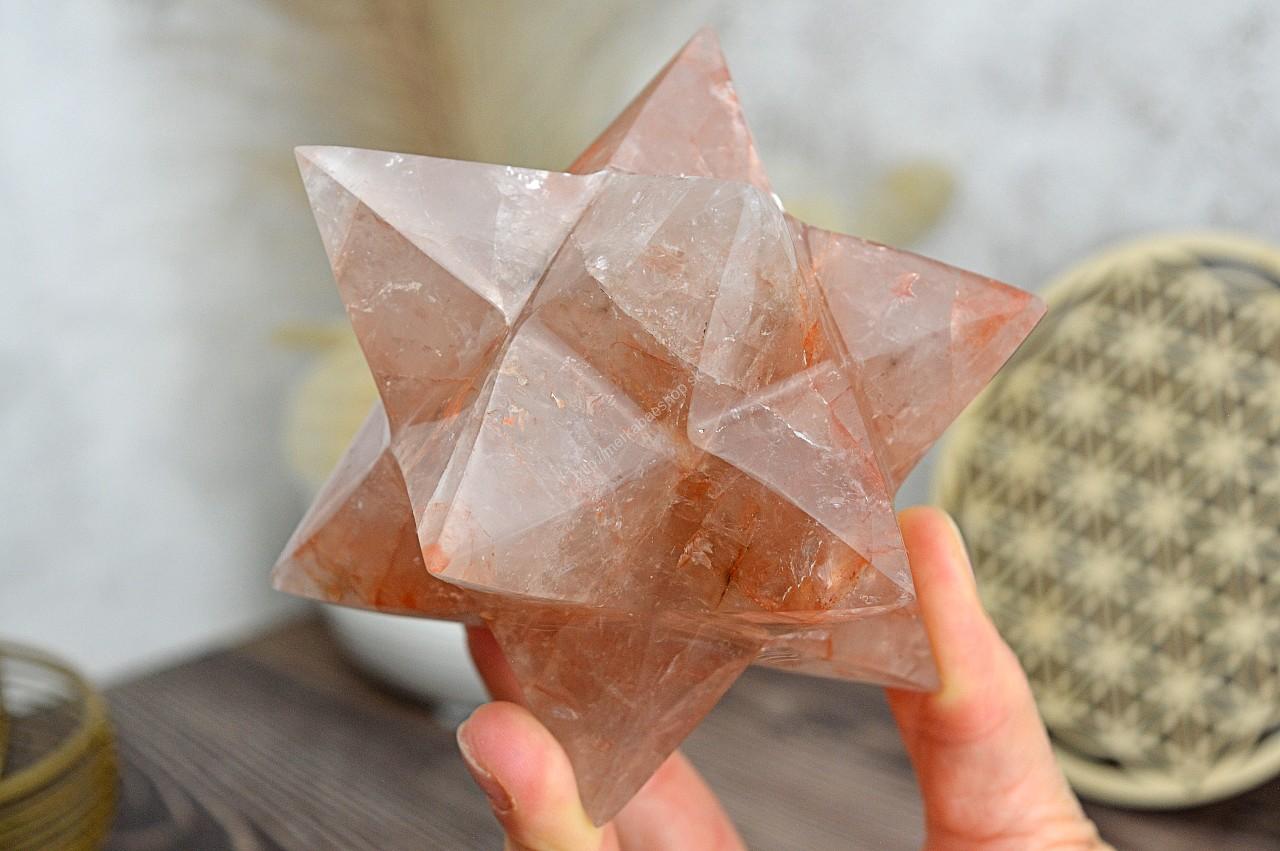 Dvojitá MERKABA KRIŠTÁĽ S HEMATITOM 12 cm #1- Ochrana, Symbol Rovnováhy a vyššieho Vedomia Dvojitá merkaba sa chápe ako vyššia forma aktivovanej merkaby, ktorá prepája osobnú energiu s kozmickým alebo univerzálnym vedomím, čím prináša väčšiu rovnováhu, ochranu a duchovný rast.

Merkaba – slúži ako najsilnejší nástroj na ochranu pred akýmikoľvek tmavými bytosťami, alebo pred akýmikoľvek útokmi, ktoré by sme mohli zažiť pri duchovnej práci.

Afirmácia: Život ma podporuje vo všetkých oblastiach. 

Krištáľ Tangerín/Hematoit (Krištáľ s  Hematitom ) je veľmi silný minerál, ktorý vám dodá energiu a pozdvihne vášho ducha.