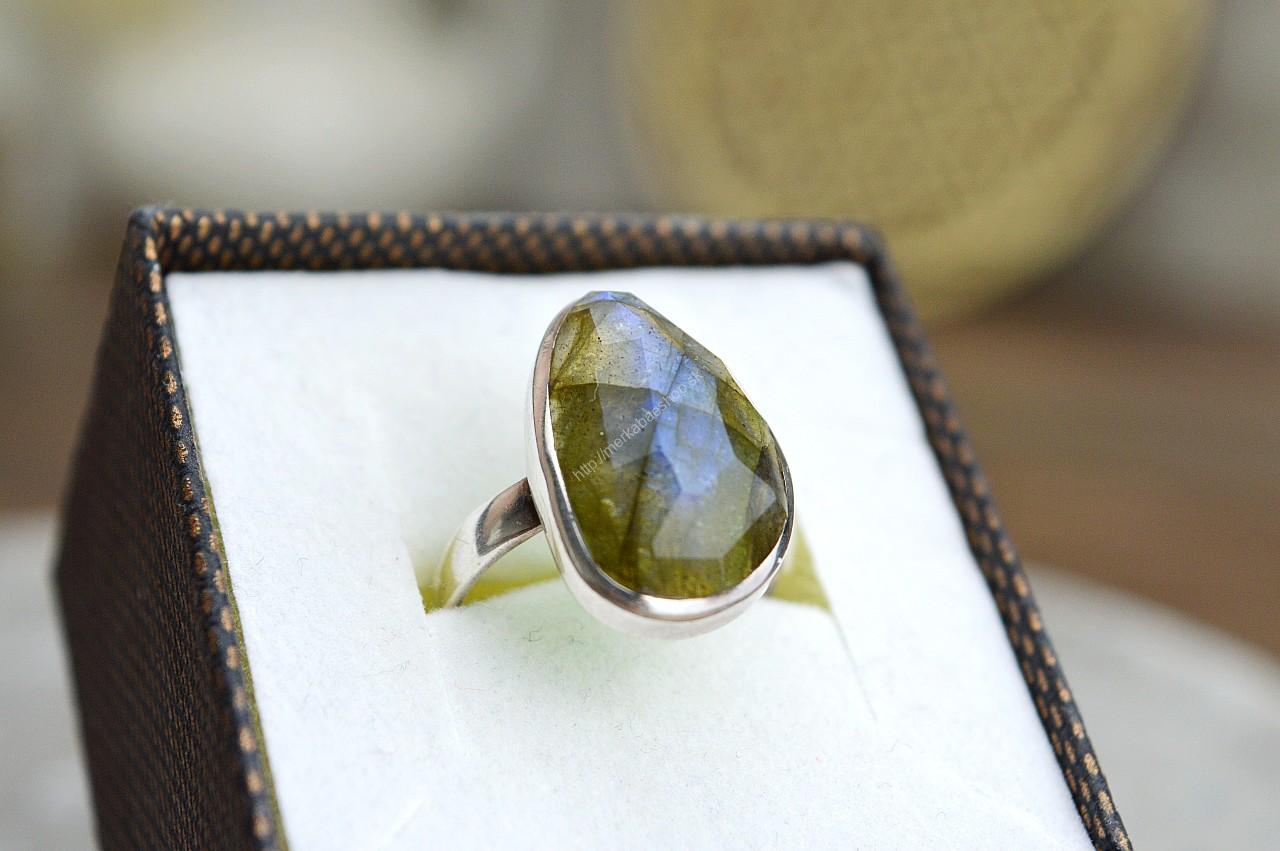 Prsteň Ag925/1000 LABRADORIT #1 -Intuícia, Ochrana, Premena, Napredovanie, Prekonanie prekážok Afirmácia: Vítam do nového života zmenu a premenu s otvorenou náručou. 

Labradorit- Významný kameň intuície, meditácie a ochrany aury.