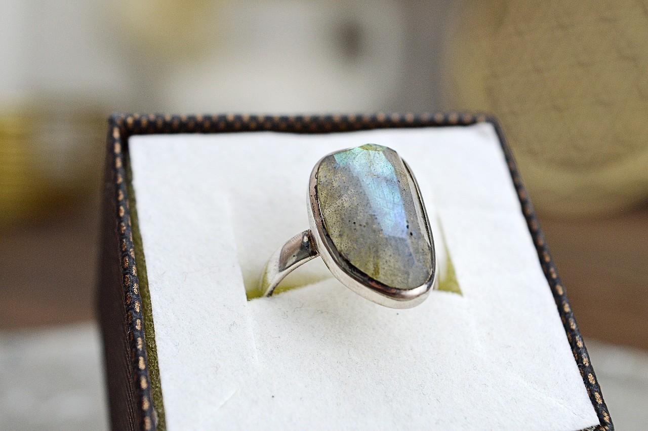 Prsteň Ag925/1000 LABRADORIT #3 -Intuícia, Ochrana, Premena, Napredovanie, Prekonanie prekážok Afirmácia: Vítam do nového života zmenu a premenu s otvorenou náručou. 

Labradorit- Významný kameň intuície, meditácie a ochrany aury.