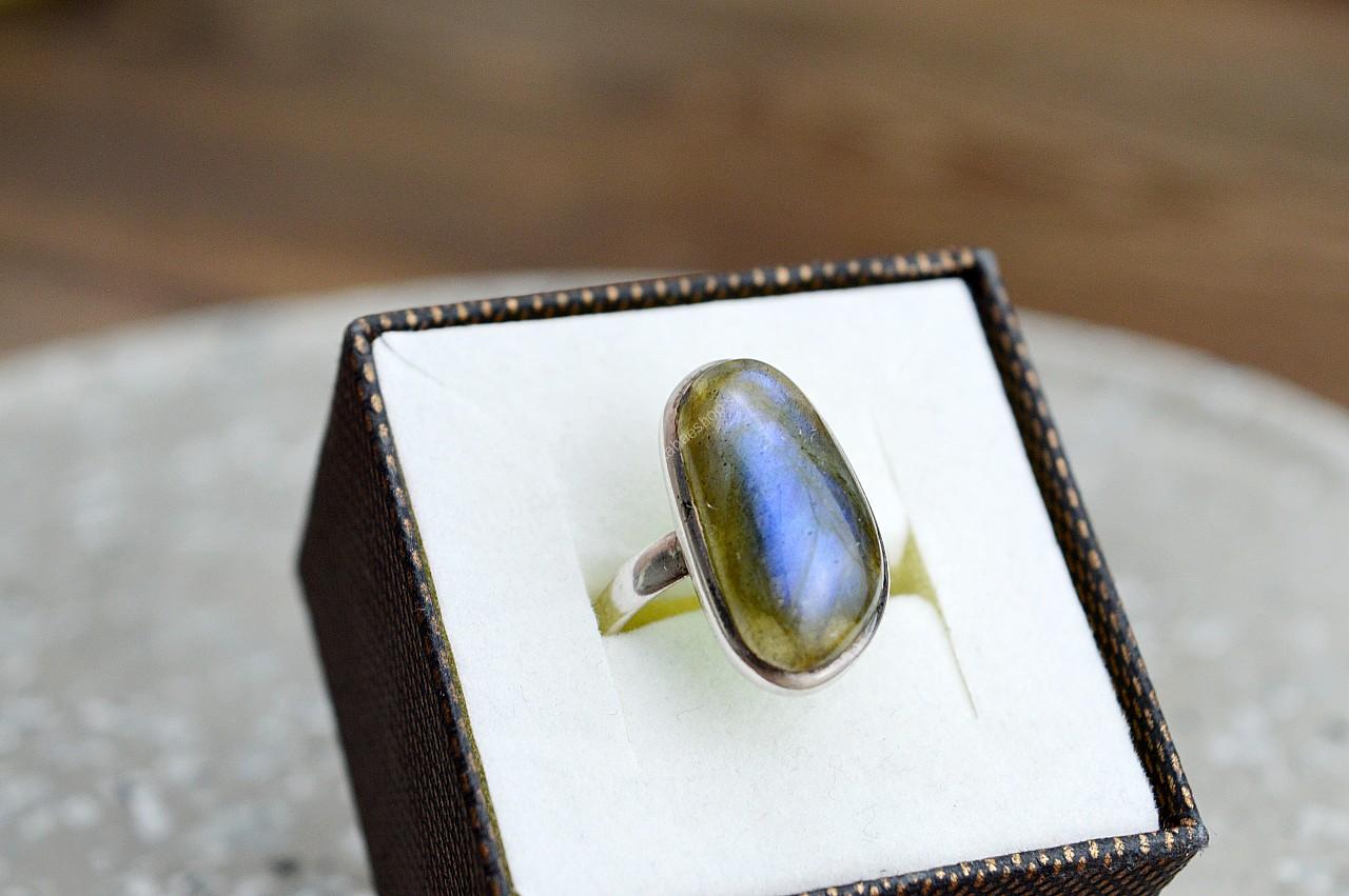 Prsteň Ag925/1000 LABRADORIT #2 -Intuícia, Ochrana, Premena, Napredovanie, Prekonanie prekážok Afirmácia: Vítam do nového života zmenu a premenu s otvorenou náručou. 

Labradorit- Významný kameň intuície, meditácie a ochrany aury.