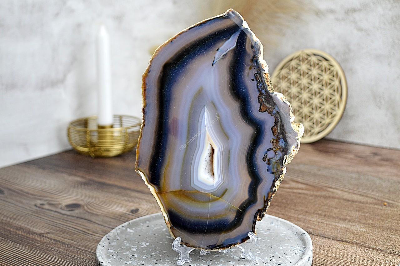 ACHÁT ŠEDÝ plát Duchovného rastu a emocionálnej úľavy #1 - 21 cm Afirmácia: Svoje myšlienky formulujem a vyjadrujem od srdca 

Účinky na dušu-  Achát šedý sa vyznačuje obrovskou schopnosťou harmonizovať telo, dušu, myseľ a emócie.
Stabilizuje auru človeka, čím zlepšuje jeho každodenný život.
Achát šedý rovnako znižuje vnútorný nepokoj, hnev a napätie.