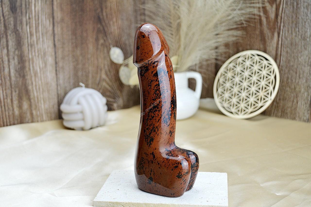 Yoni masážny falus z OBSIDIÁNU MAHAGÓNOVEHO 19,5cm Yoni masážny falus z Kryštálov slúži na masáž našich pohlavných orgánov, osobnému vaginálnemu mapovaniu, aktivácii znecitlivených či bolestivých bodov a odstráneniu emočných blokácií uviaznutých v spodných čakrách a  naše nespracované emócie a pocity.

Obsidián mahagónový je kameň pre ženy, učí sebaláske a úcte k vlastnému ja.