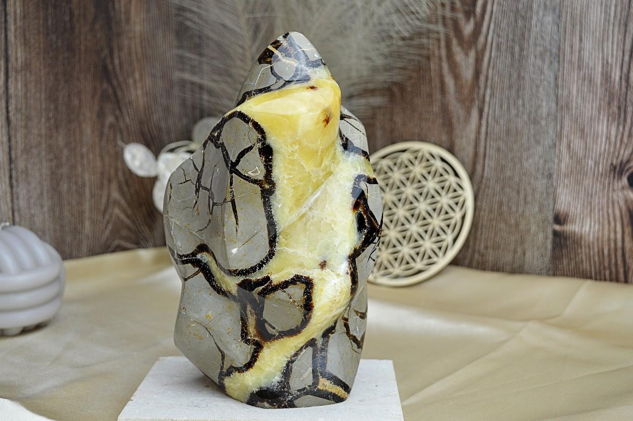 Plameň SEPTÁRIA  #1-Odvaha, Sebaistota, Hojnosť, Ochrana, Premena, Uzemnenie, Solar plexus 21 cm - 2,72kg Afirmácia: Neustále vnímam uzemnenie a ochranu, som v bezpečí

Septária- Poskytuje ochranu svojmu majiteľovi.

Vhodný ako meditačná alebo liečebná pomôcka.