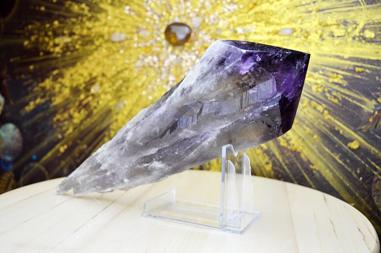 AMETYSTOVÉ Žezlo/ Dračí Zub Fantóm #1 -31cm,1,35kg -Hlboké uzdravenie Duše AAA Kvalita Ametystový špic alebo dračí zub je prírodný krištáľ.  Svojím tvarom je vynikajúci k zachyteniu , uchovaniu a nasmerovanie energie von či späť  dovnútra  k sebe .

Afirmácia: Cítim spojenie s Božským svetlom a jeho ochranu.

Ametyst je predovšetkým kameň duchovnej čistoty, meditácie a Božskosti.

Fantóm -Tieto jedinečné kryštály je možné využiť na meditáciu a pomocou nich nahliadnuť do hlbokej minulosti svojho vlastného bytia.