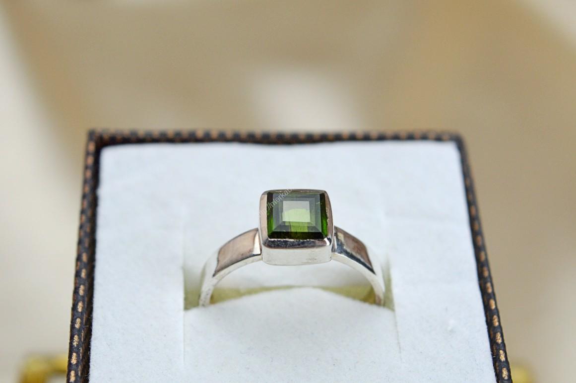 Strieborný prsteň ZELENÝ TURMALÍN/ VERDELIT briliant  #1 - Šťastie, Hojnosť, Bezpodmienečná láska, Zdravé srdce, Vitalita Afirmácia: Vážim si seba a milujem sa za to kto som

Zelený turmalín vyrovnáva mužské a ženské energie, priťahuje šťastie a hojnosť, premieňa negatívnu energiu na pozitívnu.