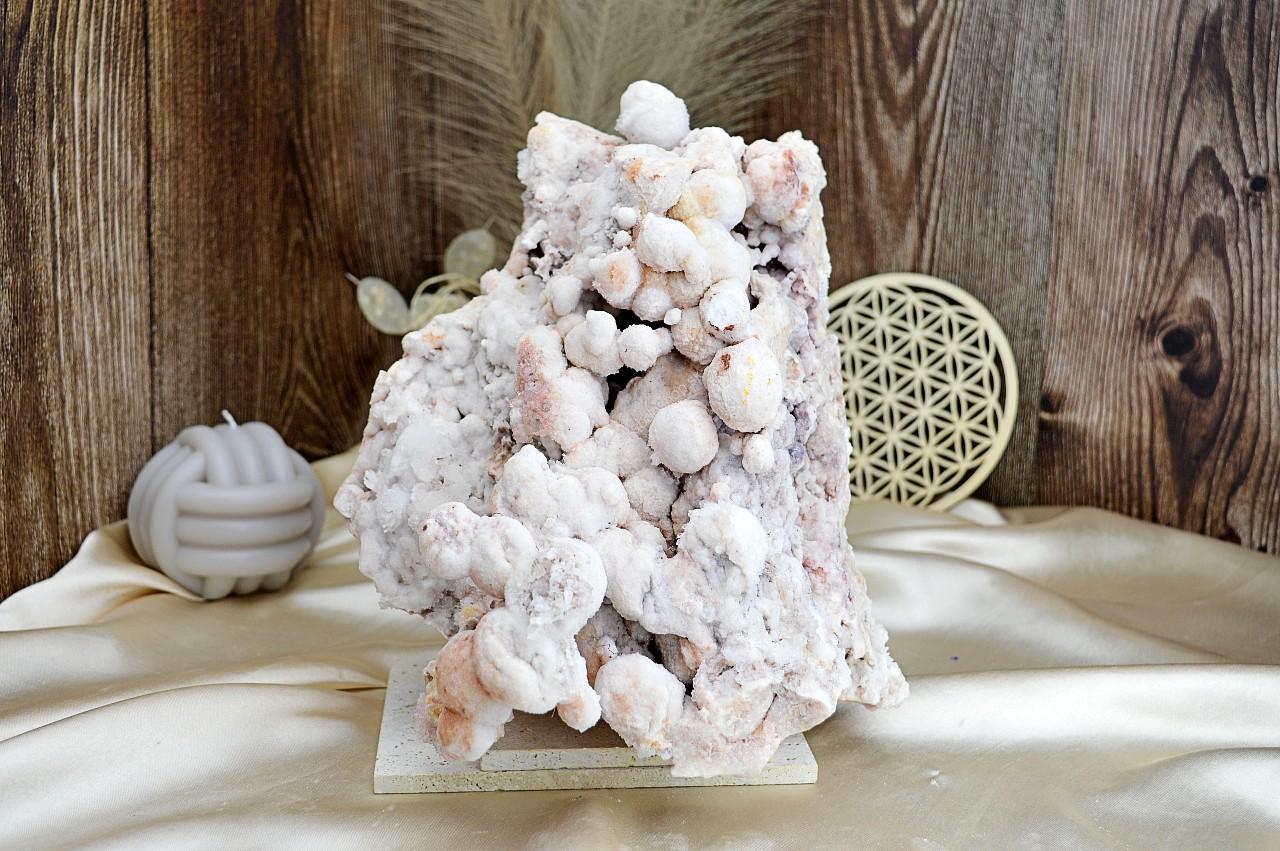 Zbierková drúza CHALCEDÓN -4kg- Aktivácia hrdlovej čakry, Tvorivosť, Optimizmus, Očista AAA Kvalita Afirmácia: Opúšťam všetko čo nedokážem ovládať a nachádzam vnútorný pokoj v tom čo môžem ovládať. 

Chalcedón je kryštál podporujúci tvorivé schopnosti. Otvára myseľ, aby dokázala prijímať nové podnety a pomáha svojmu nositeľovi vyrovnávať sa s novými situáciami. Chalcedón v sebe stelesňuje duševnú prispôsobivosť a výrečnosť. Pomáha nám zretelne komunikovať cez Božské vedenie.  Posilňuje a zaceľuje praskliny v našej Aure.