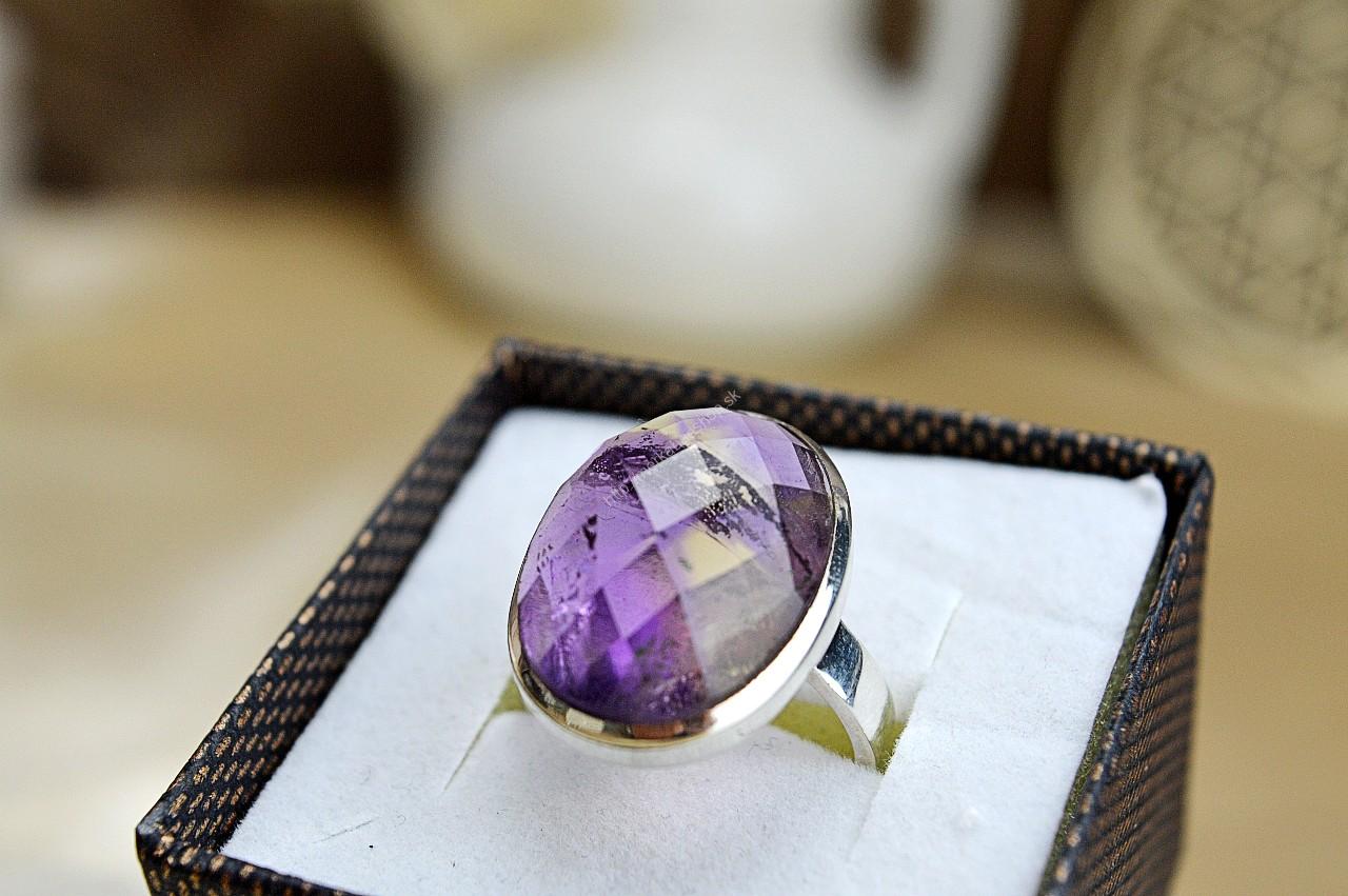 Strieborný Prsteň AMETRÍN #2 fazetovaný – Jednota, Duchovná ochrana, Harmónia Afirmácia: Som milovaná a harmonická bytosť, pod plnou ochranou Stvoriteľa. 

Ametrín je kombinácia ametystu a citrínu.