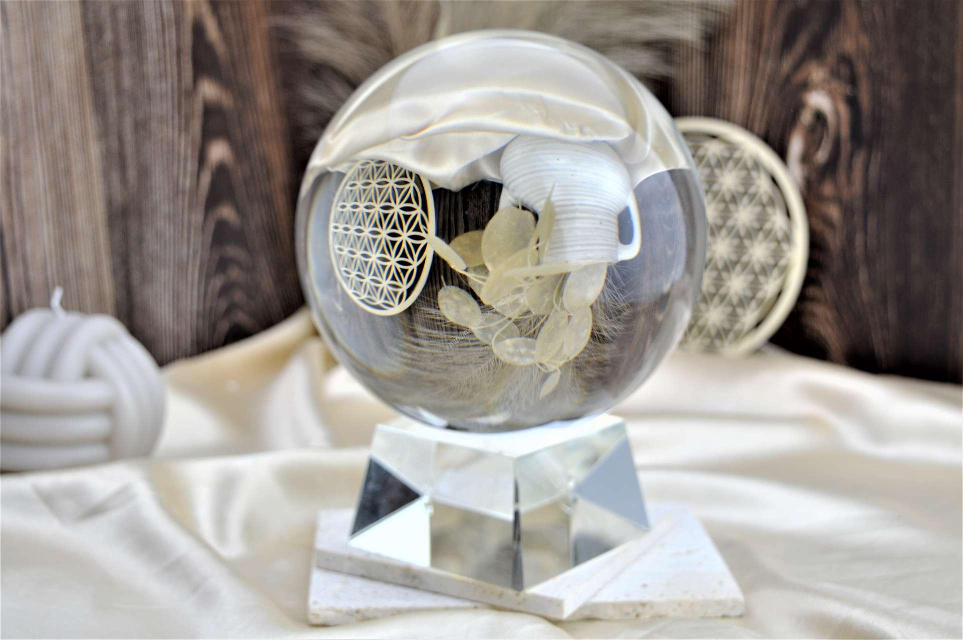 Feng-Shui brúsená veštecká Kryštáľová guľa AA kvalita 14,5 cm 4,4kg v Darčekovom Balení Feng shui Kryštáľová veštecká guľa vysokej kvality, vybrúsená z prírodného Krištáľového skla, vo vysokej kvalite , s dokonalou priezračnosťou.