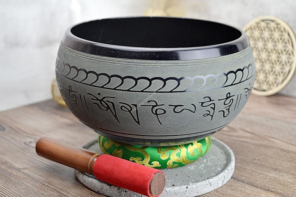 Veľká Tibetská spievajúca miska Piati Budhovia 21cm + gong a vankúšik Tibetská Hliníková extra hlasná spievajúca miska, je strojovo vyrobená v Indii.

Zvuky spievajúcej misky sa využívajú pri zvukovej terapii a zvukovej masáži na Harmonizáciu frekvencie tela. Zvuky majú množstvo blahodarných účinkov na ľudský organizmus.  Údery na misku paličkou vydávajú zvuky , ktoré upokojujú, pomáhajú meditovať i redukovať stres a vyrovnávať čakry a priechodnosť energie medzi energetickými centrami.