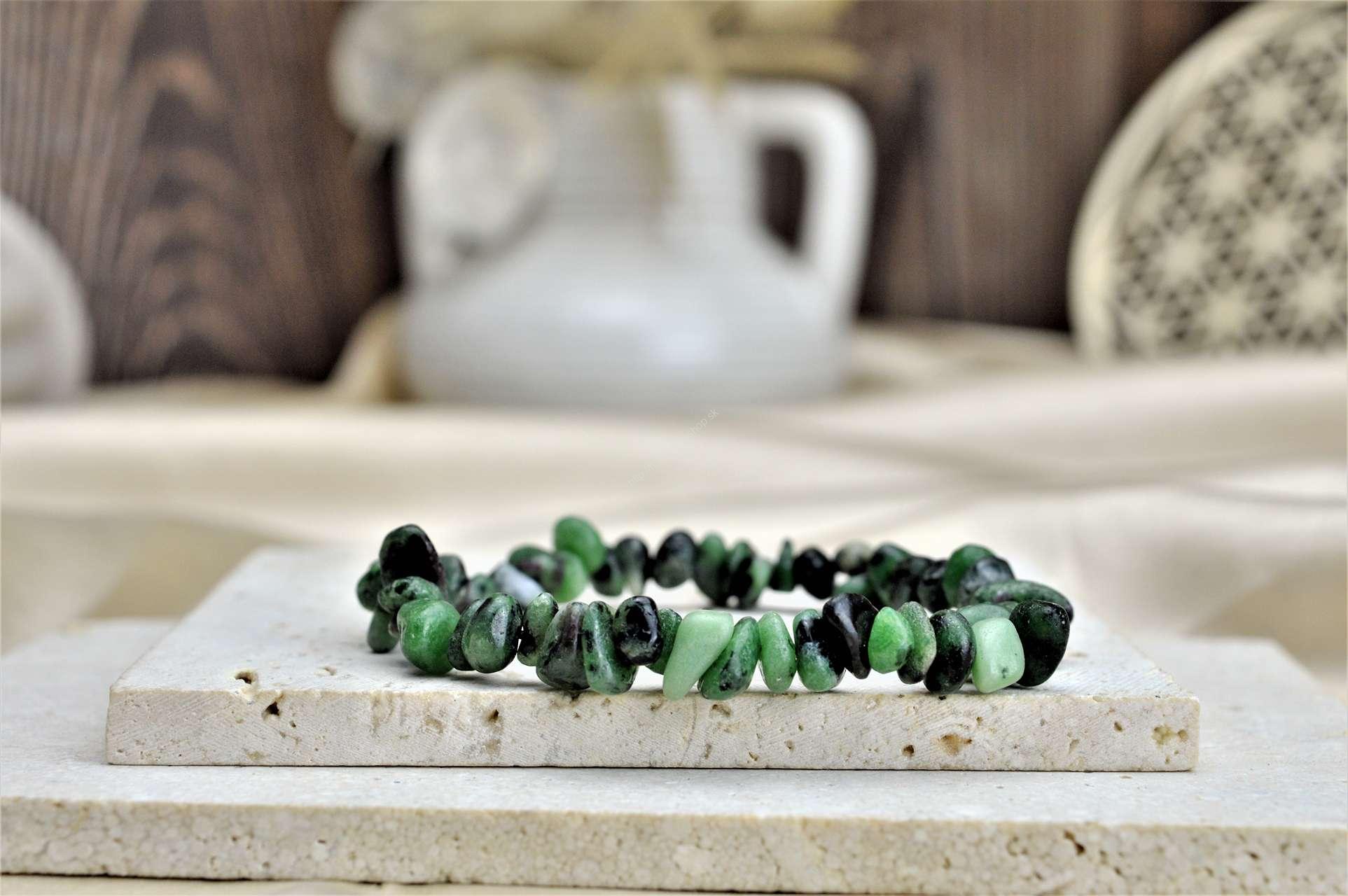 sekaný ZOISIT-RUBÍN Energia Aury, Sexuálna neuróza, Harmónia, Motivácia, Láska - Xl-19cm Afirmácia: Som vytrvalý/á vo svojom zámere a dosahujem ho s ľahkosťou. 

Rubín-zoisit je výborný vodič a znásobovač energie, ktorý dokáže energetizovať celé naše aurické pole.