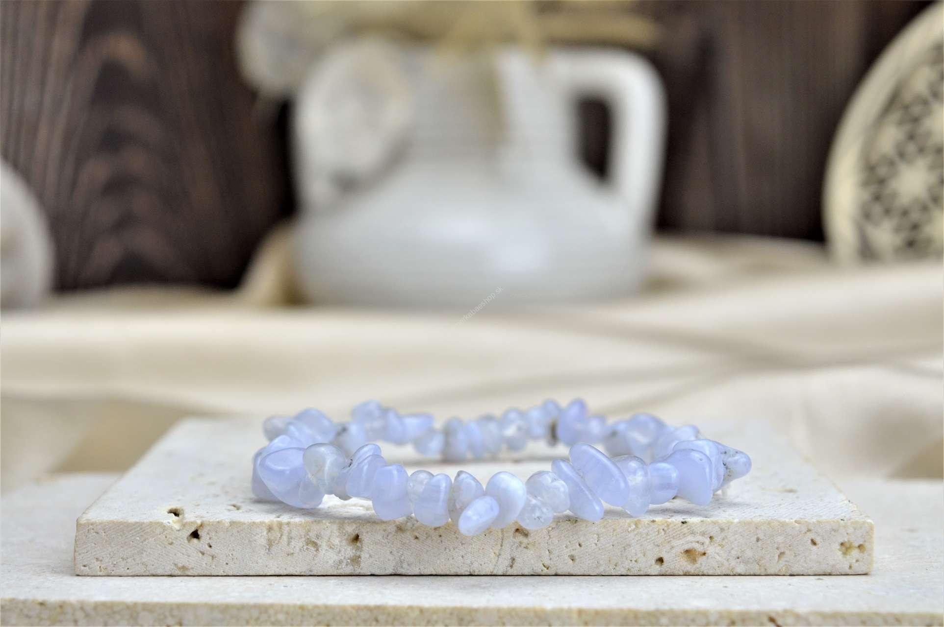 Náramok sekaný MODRÝ CHALCEDÓN - Aktivácia Hrdlovej Čakry, Tvorivosť, Premena, Komunikácia, Zaceľuje Auru - Xs-15cm Afirmácia: Opúšťam všetko čo nedokážem ovládať a nachádzam vnútorný pokoj v tom čo môžem ovládať. 

Modrý chalcedón je kryštál podporujúci tvorivé schopnosti. Otvára myseľ, aby dokázala prijímať nové podnety a pomáha svojmu nositeľovi vyrovnávať sa s novými situáciami. Chalcedón v sebe stelesňuje duševnú prispôsobivosť a výrečnosť.