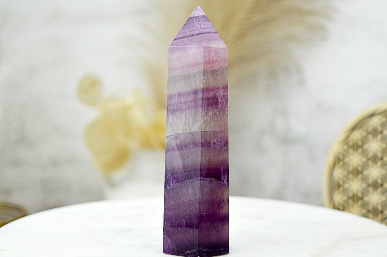 Generátor/obelisk z FLUORITU DÚHOVÉHO #3 - Sústredenie, Pamäť, Intuícia, Ochrana, Božskosť, Dosiahnutie cieľov Vhodný ako meditačná alebo liečebná pomôcka.

Afirmácia: Sústredím sa a zameriavam sa na dosiahnutie svojich cieľov. 

Fluorit – Kameň géniov, obdarený veľkou silou.