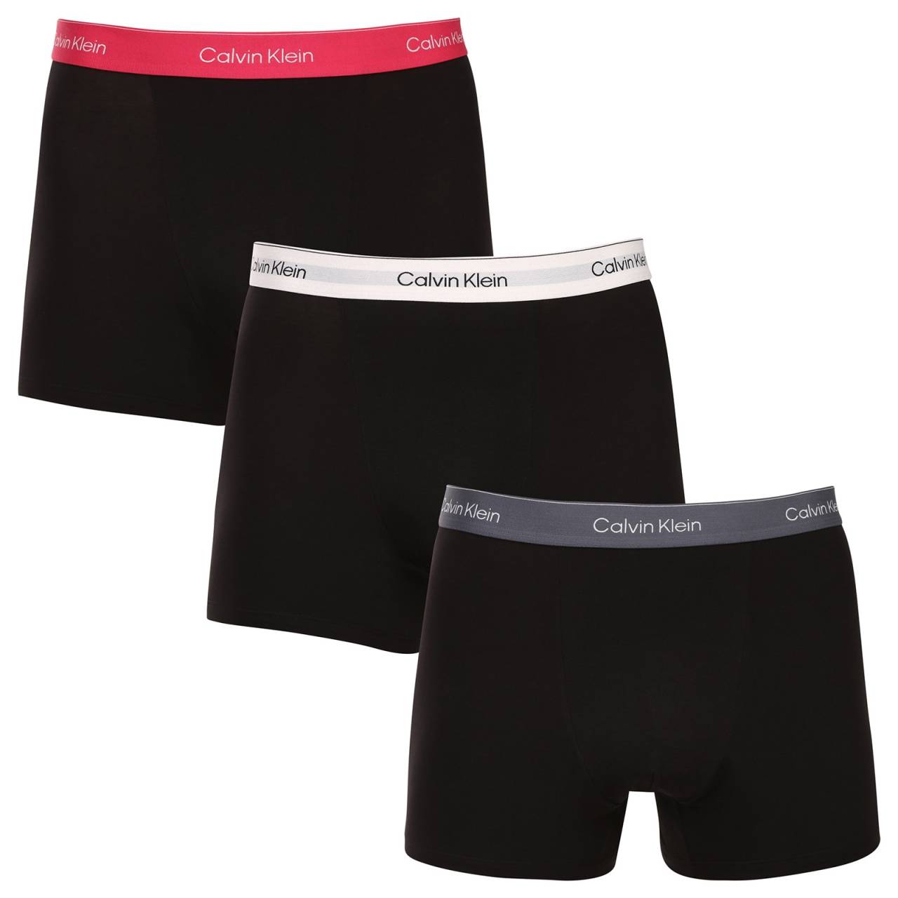 3PACK pánske boxerky Calvin Klein čierne (NB4286-3VO) L, trenky.
Užívajte si maximálne pohodlie a luxus s pánskymi boxerkami Calvin Klein.
Kvalitný materiál pre celodenné pohodlie
Tieto boxerky sú vyrobené z prvotriednej zmesi bavlny a elastanu.
Elegantný dizajn a praktický strih
Tkaná guma s kontrastným logom Calvin Klein vytvárajú štýlový a nadčasový vzhľad.
Prečo si zamilujete boxerky Calvin Klein

Prvotriedny materiál: Kombinácia bavlny a elastanu zaručuje mäkkosť, priedušnosť a elasticitu pre maximálne pohodlie počas celého dňa.


Štýlový dizajn: Ikonické logo Calvin Klein s vyšívanou gumou dodáva boxerkám elegantný vzhľad vhodný na každú príležitosť.


Praktický strih: dlhšie nohavice a prispôsobivý strih poskytujú väčšie pohodlie a voľnosť pohybu, ideálne na bežné nosenie, do práce aj na voľný čas.

Spodnú bielizeň Calvin Klein milujú ľudia na celom svete
Pánska spodná bielizeň Calvin Klein patrí k stáliciam módneho priemyslu.
Ako sa starať o boxerky Calvin Klein
Aby si vaše nové boxerky zachovali svoj vzhľad a kvalitu čo najdlhšie, dodržiavajte tieto jednoduché pokyny:

Pranie: Perte ich pri maximálnej teplote 30 °C.


Sušenie: Sušenie v bubnovej sušičke sa neodporúča - najlepšou voľbou je sušenie na vzduchu.


Žehlenie: Boxerky nie je potrebné žehliť, čím ušetríte čas a námahu.

Tip: Hľadanie obľúbenej spodnej bielizne môže byť beh na dlhé trate, preto chceme, aby vám obľúbené kúsky dlho vydržali.