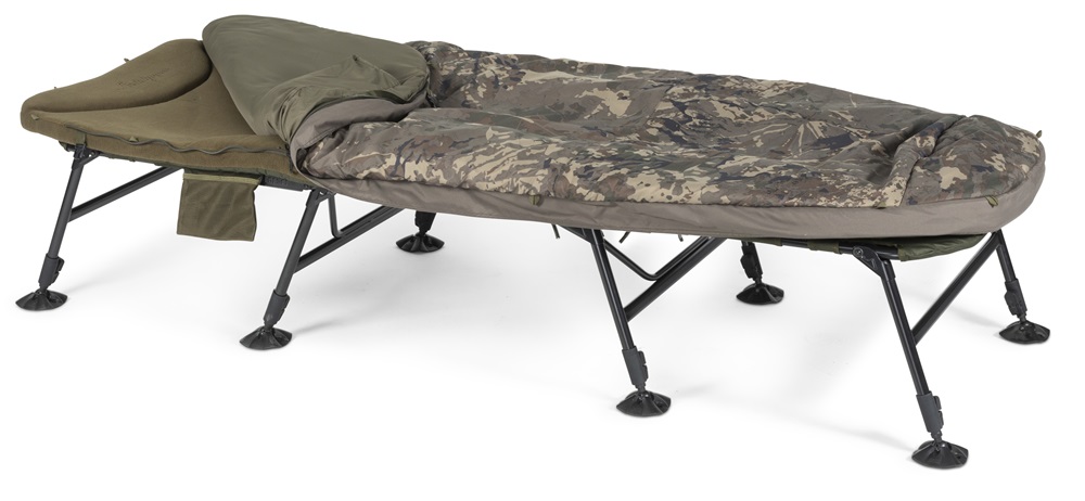 Nash lehátko so spacákom indulgence hd40 sleep system 8 legs camo.
 Pridaná oceľová výstuha v namáhaných bodoch chráni pred ohýbaním rámov, či už pri sedení na strede lehátka alebo pri opakovanom skladaní a prenášaní.
 Tento rad ponúka výber lehátok so šiestimi alebo s ôsmimi nohami pre preferencie každého rybára.
 Vlastnosti: •Vystužený oceľový rám pre väčšiu pevnosť bez zvýšenia hmotnosti lehátka •Presahujúci matrac cez rám lehátka s vystužením •Štvorsezónny spacák z dutého vlákna s prepážkami •Odolné zipsy •Hladká nylonová spodná strana spacáka pre zaručený voľný pohyb počas spánku •Elasticky nastaviteľná bedrová časť •Elastické pútka pre pridanie vankúša, prehozu a ochrany matraca •Odnímateľné sieťované vrecko na suchý zips – je možné pripevniť na obe strany lehátka podľa preferencií •Mechanizmus sťahovacích pásov na zloženie lehátka umiestnený zvrchu lehátka pre ešte lepší plochý transport •Nastaviteľné nohy jedným stlačením s pätkami do každého terénu •rozmery: 212 cm (d) x 83 cm (š) x 38 cm (v) •výškovo nastaviteľné nohy: 38-51 cm •hmotnosť: 18,5 kg