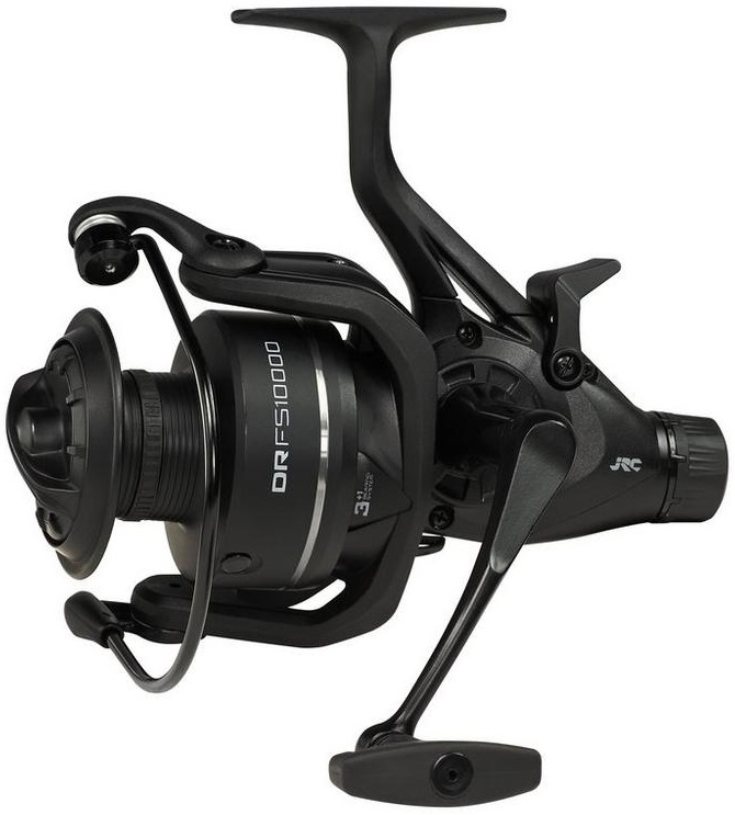 Jrc navijak dr 10000 fs.
 •Ľahké grafitové telo a rotor •Systém voľnej cievky •Spínač zapnutia/vypnutia proti spätnému chodu •Viacdiskový brzdový systém •Pevná súprava pastorka a hnacieho kolesa zo zliatiny zinku •Hliníková cievka s klipom na vlasec •Paralelný líniový oscilačný systém