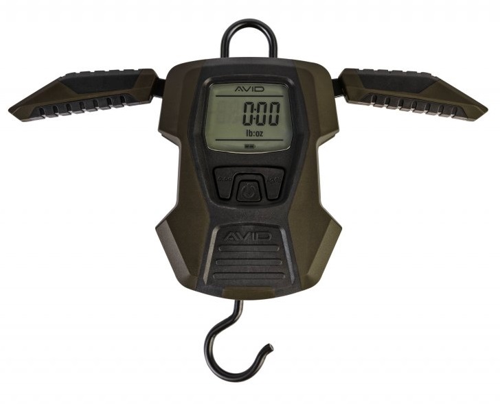 Avid carp váha digital scales.
 Váha má integrovaná sklopné ramená, ktoré sú taktiež vyrobené z nerezovej ocele.
 Nosnosť váhy je 60 kg.
 Podsvietený display je chránený zosilneným a utesneným ochranným sklom, ktoré zabraňuje vniknutiu vody a mechanickému poškodeniu.
 Váha má intuitívne ovládanie prostredníctvom 3 jednoduchých tlačidiel.
 Stlačením jedného tlačidla sa ľahko zmenia jednotky z lb na kg.
 Jednoduché tarovanie (0,00 €) váhy stlačením nulovacieho tlačidla po zavesení vážiaceho saku a dosiahnutie presnej váhy úlovku.
 Na hornej strane váhy je nerezové pútko pre zavesenie na vážiacu trojnožku alebo tyč a na spodnej strane je oceľový háčik pre zavesenie vážiaceho saku.
 Na displeji je indikátor stavu nabitia batérie.
 Zdroj 1x 9v batéria.
 Dodávané s ochranným neoprénovým puzdrom.