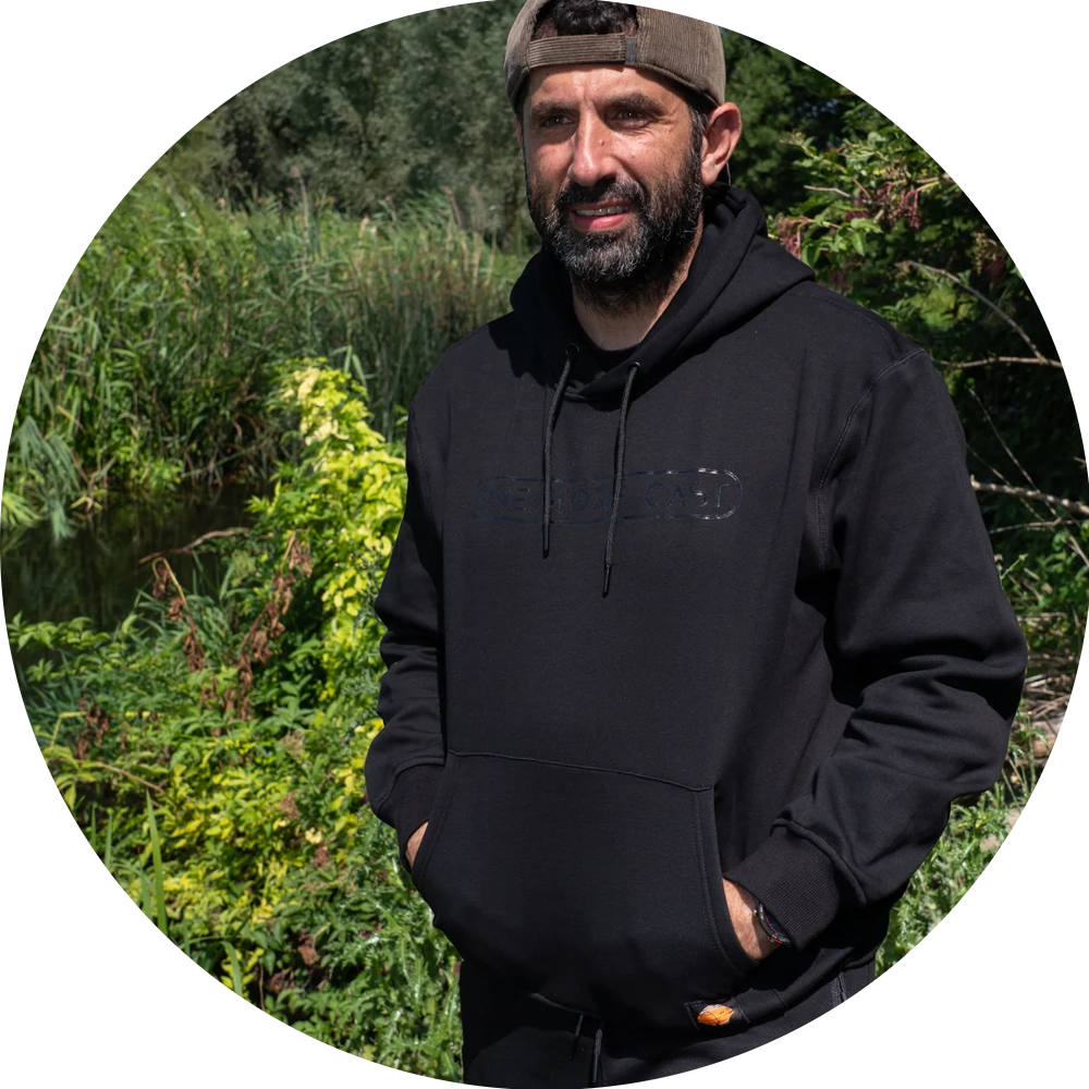 One more cast mikina date knight hoody - l.
 Kvalitu tejto mikiny musíte posúdiť sami, pretože slová na to nestačia.
 Vlastnosti: •k dispozícii vo veľkostiach S až 4XL •farba: čierna •skvele padnúci strih •predné vrecko 