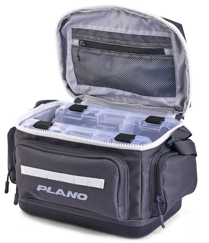 Plano taška weekend tacklebag 3600 slate.
 Špecifikácia: • Tvarovaná vodeodolná základňa poskytuje pevný, vodotesný základ, ktorý udrží vybavenie v suchu na mokrých dokoch, lodných palubách a pobrežiach •Veľký hlavný priestor poskytuje bezpečné, usporiadané uloženie vybavenia pre ľahký prehľad a rýchly prístup •600D polyester s podkladom odolným proti striekajúcej vode pre trvanlivú, vodeodolnú ochranu.