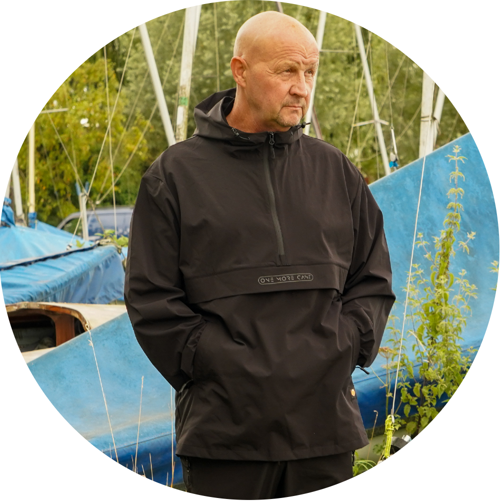 One more cast bunda date knight lightweight pullover - xxxxl.
 Bunda je vyrobená z odolného prémiového polyesteru, s nádychom spandexu vytvára potom flexibilnú, dynamickú a ľahkú dlhú bundu s kapucňou.
 Špecifikácia: •Vodeodolná •Zip do 1/3 bundy • Kapucňa •Predné vrecká na zips s logom One More Cast •Falošné predné veľké vrecko •Elastické manžety na rukávoch •Nastaviteľná kapucňa •Dlhý strih pre extra krytie, pohodlie a štýl •Veľká kapucňa - ľahko sa nasadzuje aj cez čiapky a pokrývky hlavy •Elegantné lesklé One More Cast logo vpredu •Tkaná etiketa Signature Date Knight •Teflónový, vodeodpudivý povlak •K dispozícii vo veľkostiach S-4XL