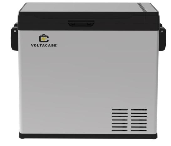 Voltacase chladnička 50l.
 S výkonným kompresorom a účinnou izoláciou udržuje chladnička Voltacase konštantnú teplotu, takže svoje veci môžete bezpečne uložiť.
 Robustná konštrukcia a rukoväte uľahčujú prenášanie chladiča.
 Vďaka extra úložným priehradkám a vodeodolnému prevedeniu je tento chladiaci box ideálny aj pre vonkajšie použitie.
 Špecifikácia: 
 
 kapacita: 50 litrov 
 napätie: DV 12V/24V 
 výkon: 45W 
 teplota chlazení: +10°C až -18 °C 
 rozmery: 65x39x54 cm 
 konketor: autozapaľovač, 220V 
 váha 17,2 kg