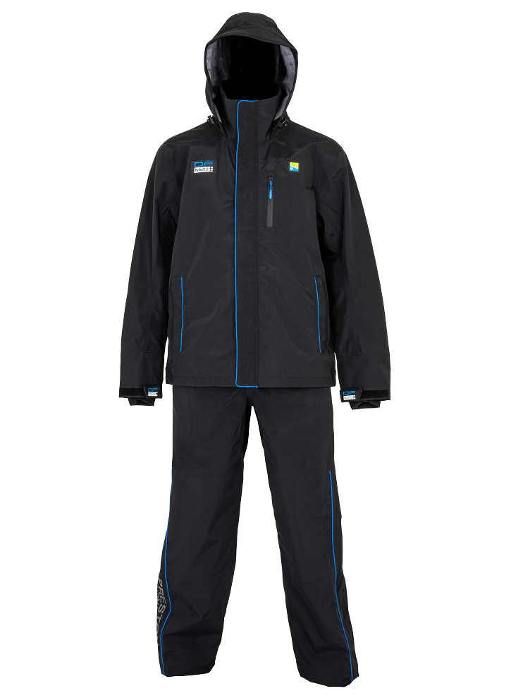 Preston innovations oblek dfh suit - xxxxl.
 Kabát DFH Kabát je navrhnutý s ohľadom na pohyb a pohodlie.
 Bib & Brace (návleky s trakmi) Návleky s trakmi dopĺňajú kabát a zaisťujú komplexnú ochranu tela.
 Materiál a zloženie: •Vonkajšia vrstva (Shell): 100% nylon – odolný a ľahký materiál, odolný proti roztrhnutiu •Membrána: 100% TPU – zaisťuje vodeodolnosť a priedušnosť •Vnútorná podšívka: 100% polyester – pohodlná a rýchloschnúca •DWR povrchová úprava pre zvýšenú odolnosť proti vode a špine 
 Hlavné výhody obleku DFH: •Odolnosť a vodeodolnosť: Kvalitné materiály poskytujú až 15K vodeodolnosť a 3K priedušnosť, takže zostanete v suchu aj pri intenzívnom daždi.
 Oblek DFH je teda ideálnou voľbou pre každého, kto potrebuje kombináciu odolnosti, ochrany a pohodlia v náročných podmienkach.