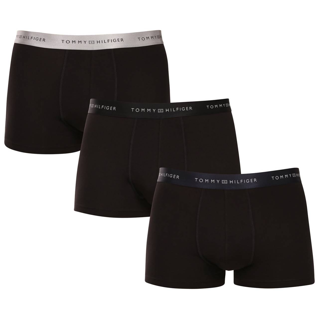 3PACK pánske boxerky Tommy Hilfiger čierne (UM0UM03411 0R3) L, trenky.
Doprajte si nadčasový štýl a špičkový komfort s pánskymi boxerkami od značky Tommy Hilfiger.
Prémiový materiál pre maximálne pohodlie
Boxerky Tommy Hilfiger sú vyrobené z jemnej, na dotyk veľmi príjemnej bavlny s prímesou elastanu, ktorý im dodáva pružnosť a dlhú životnosť.
Ikonyický štýl a precízny strih
Boxerky majú dlhšie nohavičky, ktoré sa nevyhrávajú a poskytujú dostatočné zakrytie a komfort.
Prečo by vám boxerky Tommy Hilfiger nemali chýbať

Prémiová bavlna s elastanom: Mäkká, priedušná a pohodlná na celodenné nosenie.
Dlhšie nohavičky a vyšívaný guma: Stabilita, štýl a žiadne rolovanie.
Elegantný a nadčasový dizajn: Skvelé na každodenné aj špeciálne príležitosti.

Spodná bielizeň Tommy Hilfiger je zárukou najvyššej kvality
Značka Tommy Hilfiger sa stala ikonou amerického obliekania pred takmer 40 rokmi a jej farebnosť v odtieňoch modrej, červenej a bielej je rozpoznateľná na prvý pohľad.
Ako sa starať o boxerky Tommy Hilfiger

Pranie: Per na 30 °C.
Sušenie: Boxerky možno sušiť v sušičke pri nízkej teplote.
Žehlenie: V prípade potreby je možné ich žehliť na nižšiu teplotu.

Tip: Nájdenie ideálneho kúsku spodnej bielizne môže byť niekedy náročné.