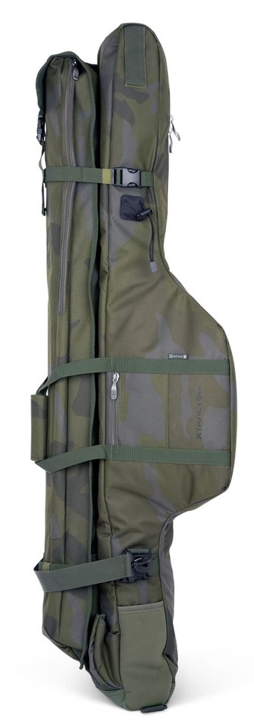 Sonik obal na prúty xtractor 2/3 rod sleeve - 10 ft.
   
 Centrálna komora obalu pojme dva alebo tri prúty a špeciálne vnútorné prepážky zabraňujú ich pohybu a treniu.
   
 Obal je vybavený nastaviteľným, polstrovaným ramenným popruhom, ktorý zaisťuje komfort počas prepravy.
   
 Vlastnosti: 
 •Kompatibilný s prútmi s prvým očkom 50mm a veľkými navijakmi •Unikátne spojovacie body na upevnenie ďalších vonkajších obalov •Bočné úžitkové vrecko a popruh na podberák a držiak •Zadné rozšíriteľné vrecko a popruhy na väčšie príslušenstvo •Vrecka na záťaže so zipsom a transportné úchyty a pásky •Materiál HD 600D PVC s kamuflážou SK-TEK •Polstrovaný, nastaviteľný ramenný popruh 
 Rozmery: 
 •9ft: 124cm x 35cm x 25cm - pre prúty s poloteleskopickou rukoväťou s prepravnou dĺžkou (zložené) 44